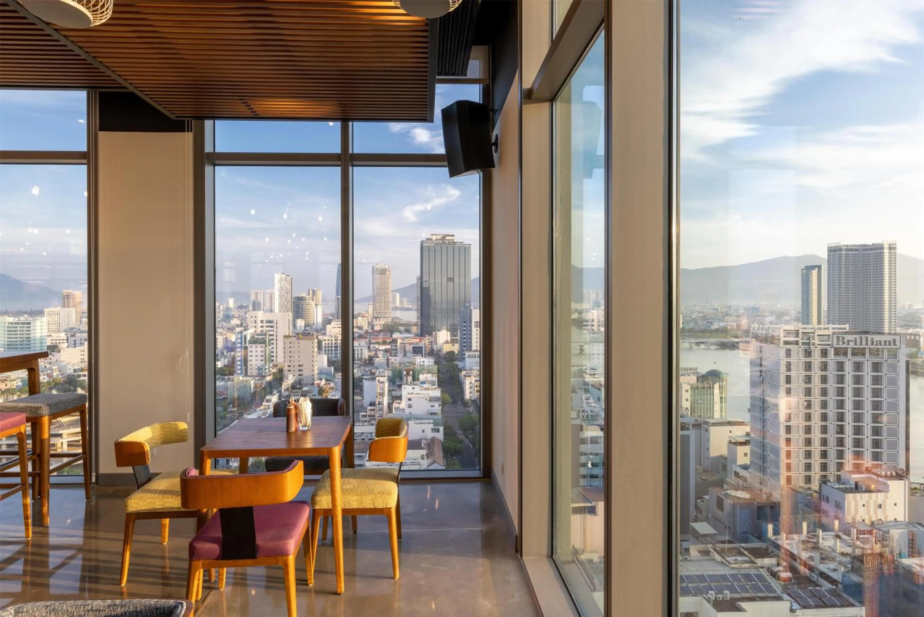 Lounge or bar in Wink Danang Centre, Unscripted by Hyatt - 24 Hours stay