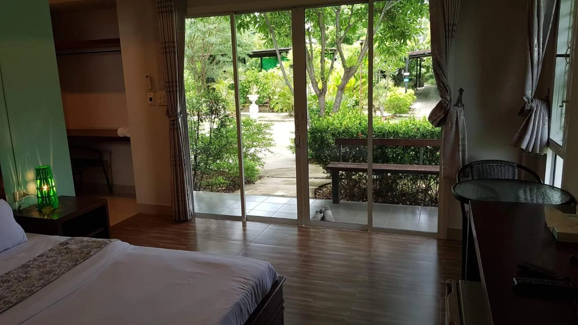 Balcony/Terrace, Bed in ที รีสอร์ท T Resort Suphanburi