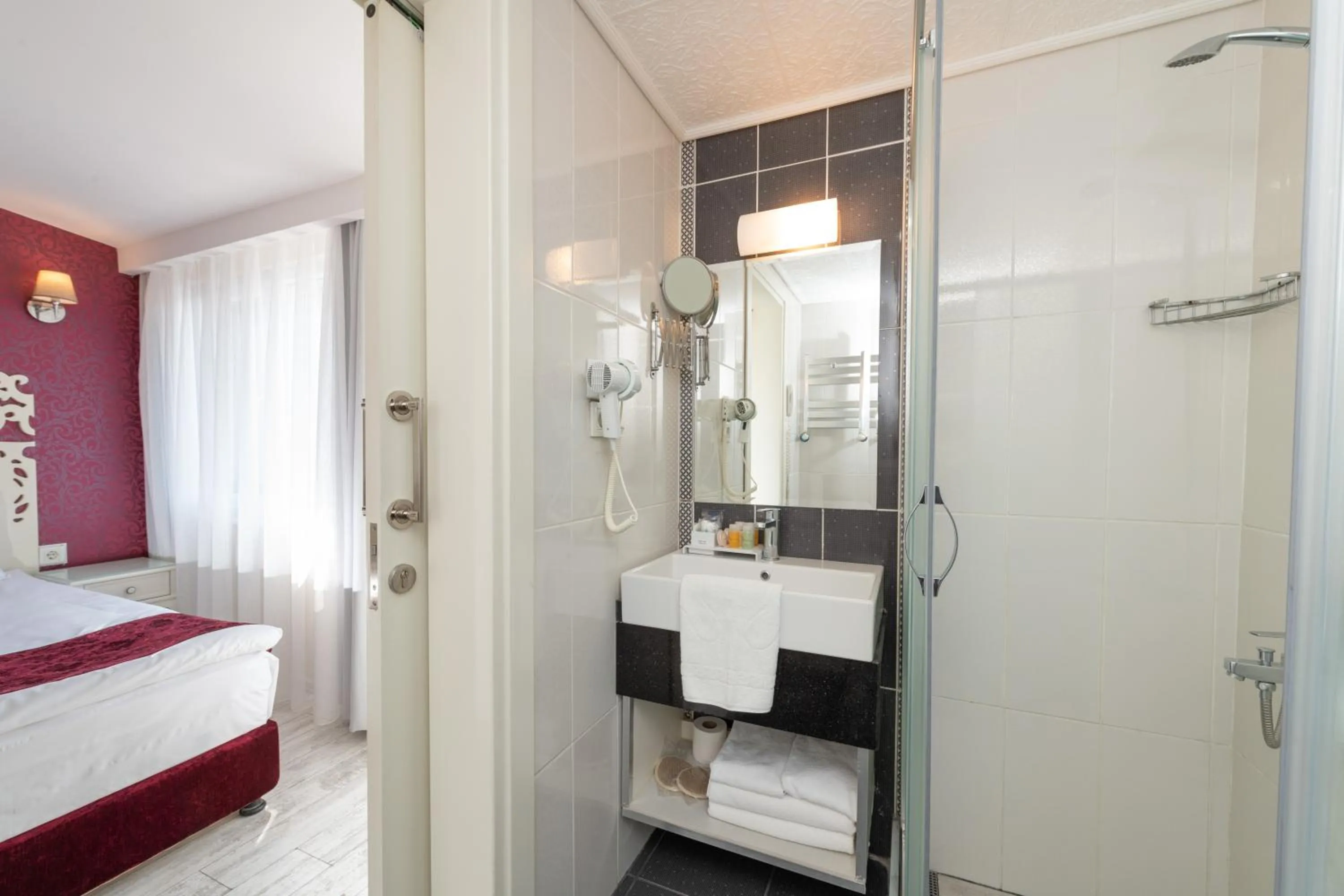 Shower, Bed in Dream Bosphorus Hotel