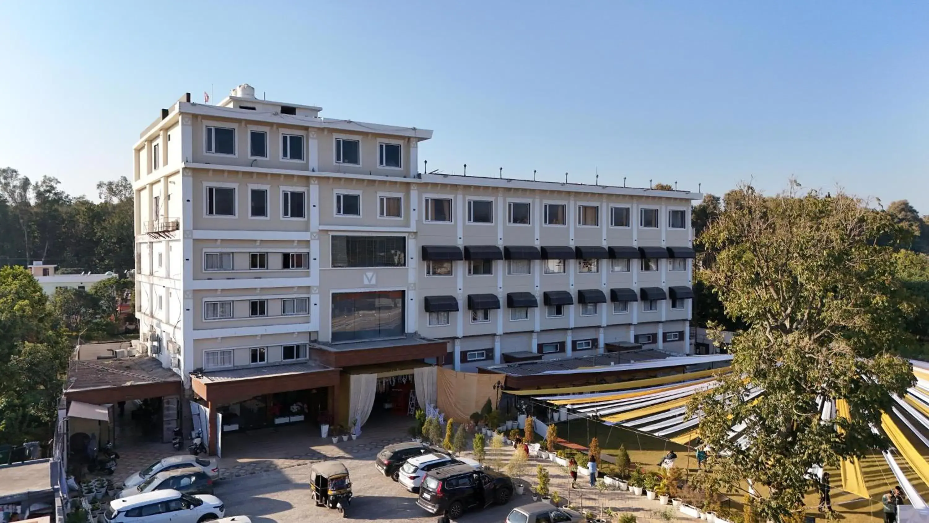 Property building in Hotel Vasdaa Grand Property building in Hotel Vasdaa Grand