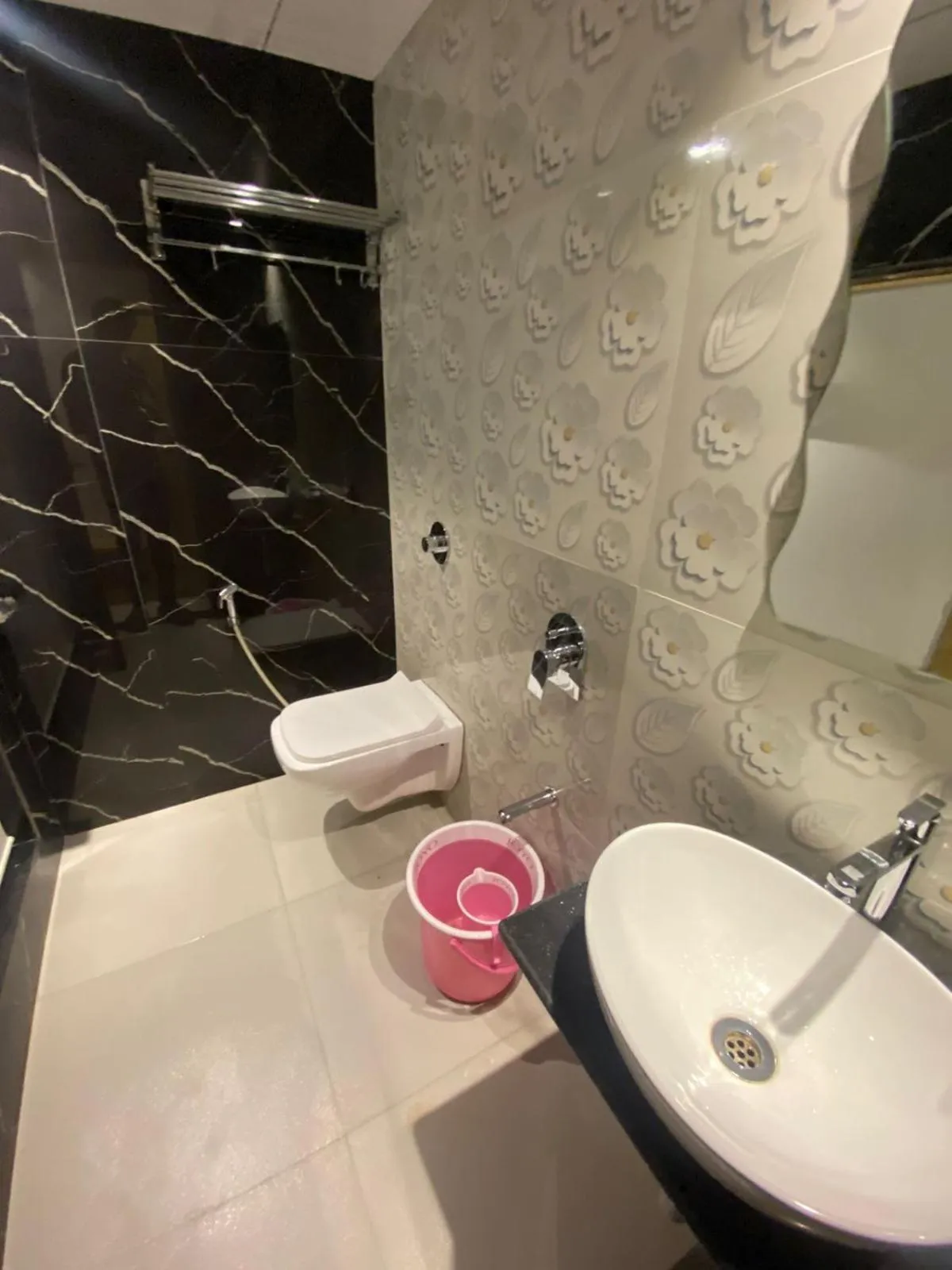 Bathroom in Hotel BKC CROWN - Near Trade Centre, Visa Consulate
