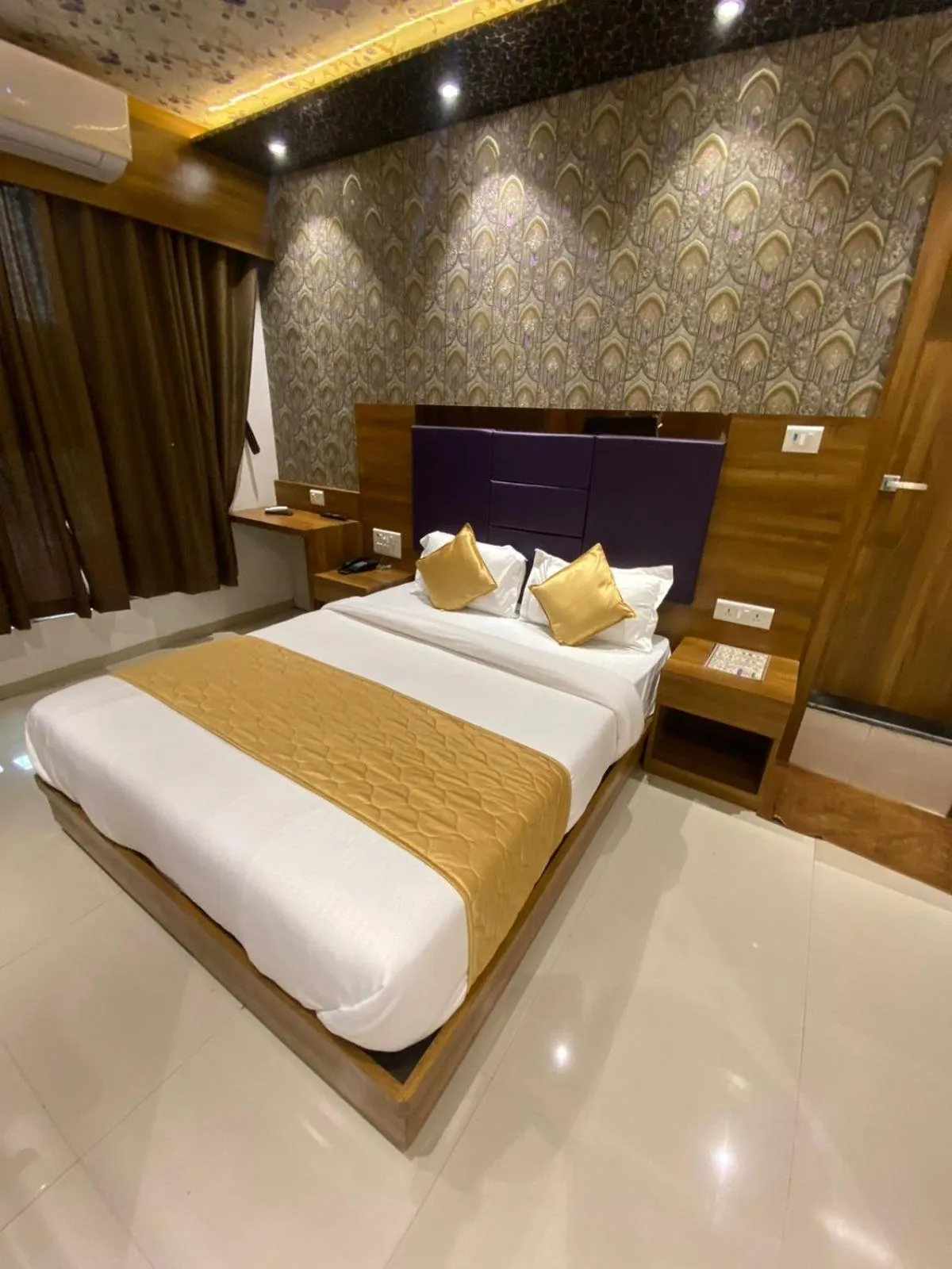 Bed in Hotel BKC CROWN - Near Trade Centre, Visa Consulate