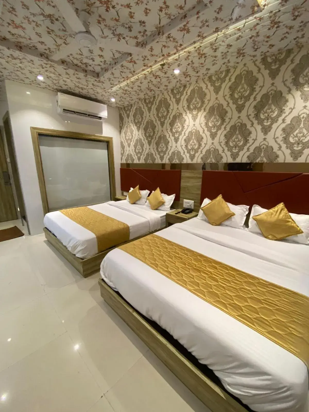 Bed in Hotel BKC CROWN - Near Trade Centre, Visa Consulate Bed in Hotel BKC CROWN - Near Trade Centre, Visa Consulate