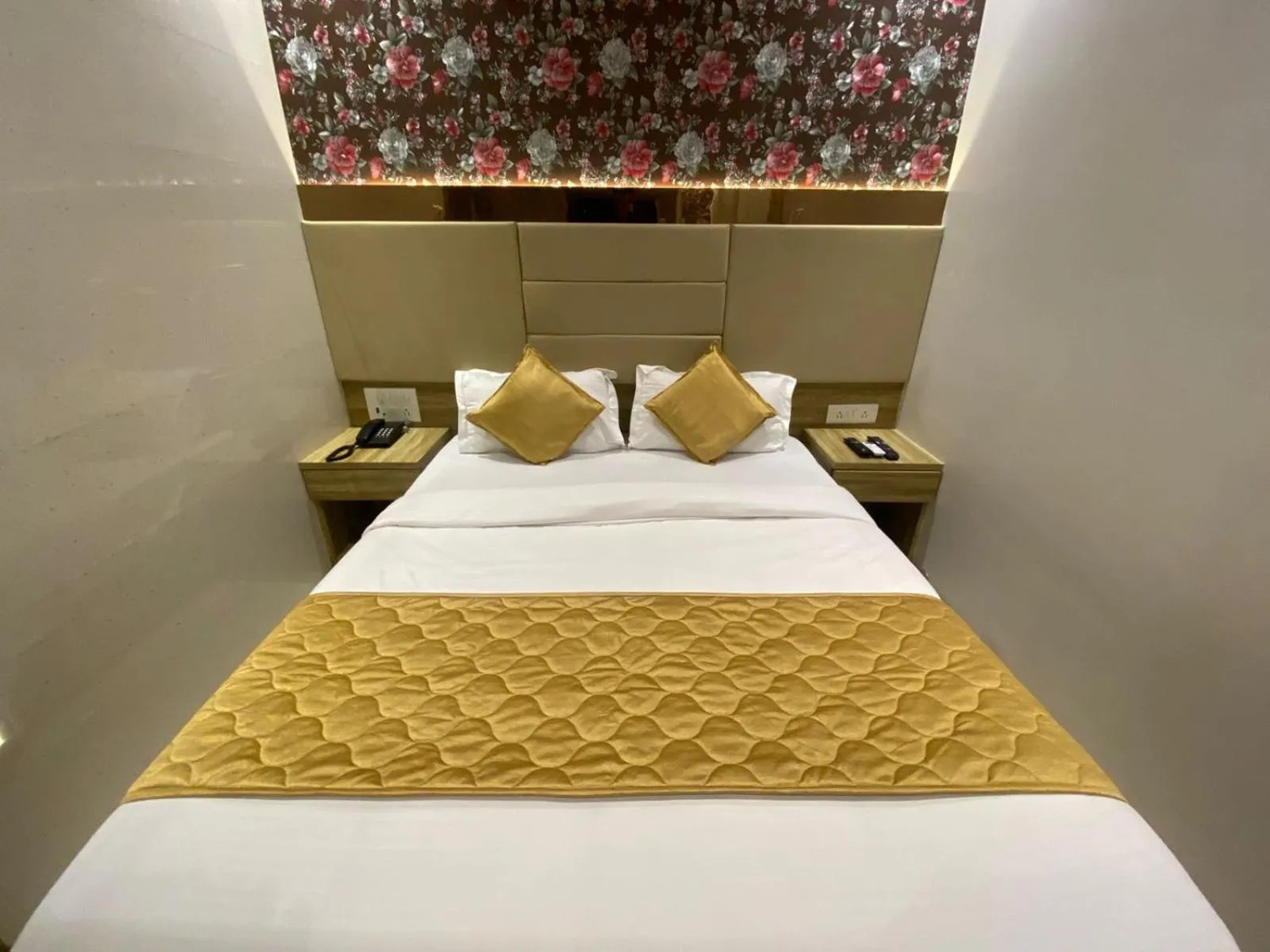 Bed in Hotel BKC CROWN - Near Trade Centre, Visa Consulate