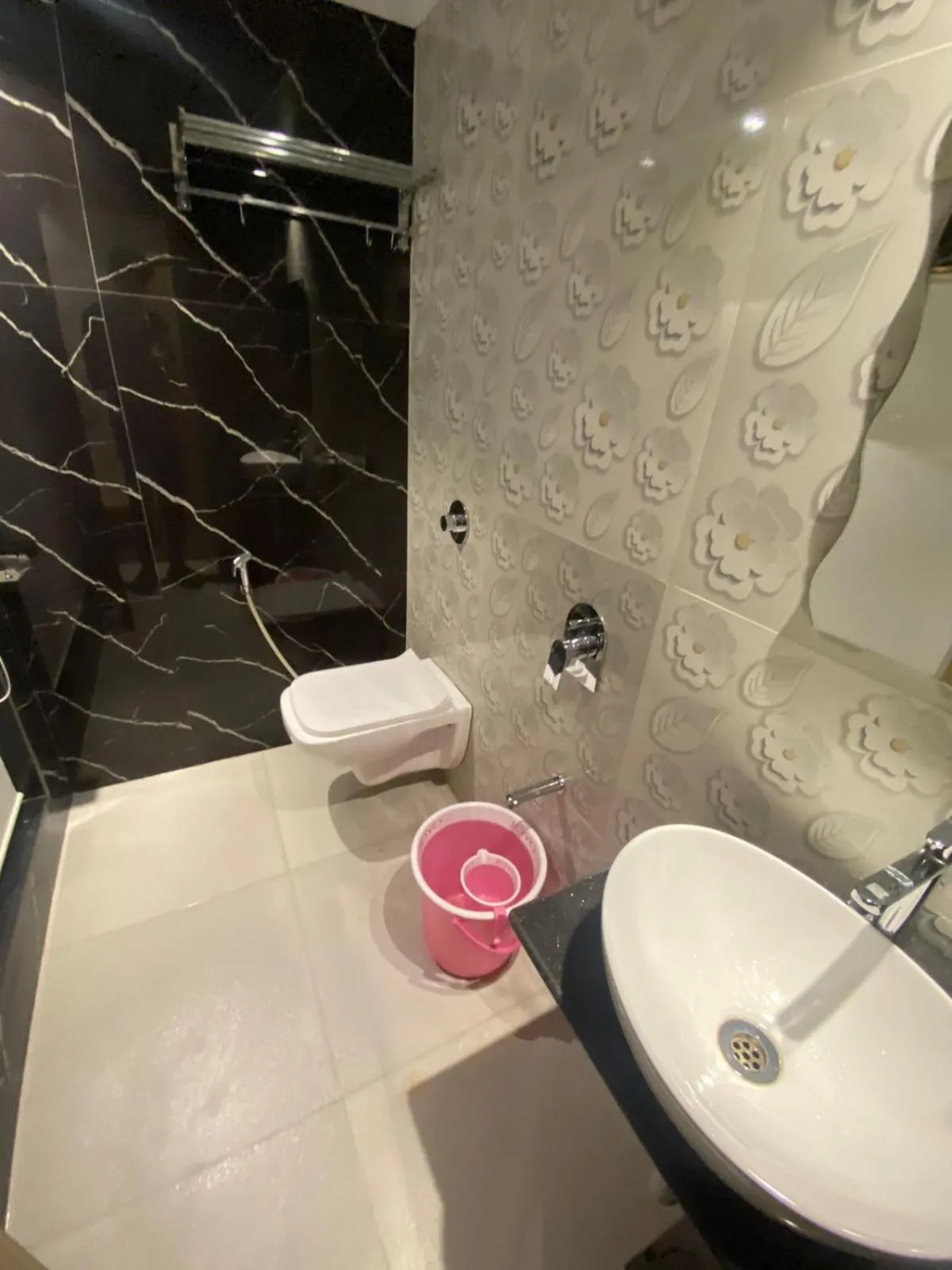 Bathroom in Hotel BKC CROWN - Near Trade Centre, Visa Consulate