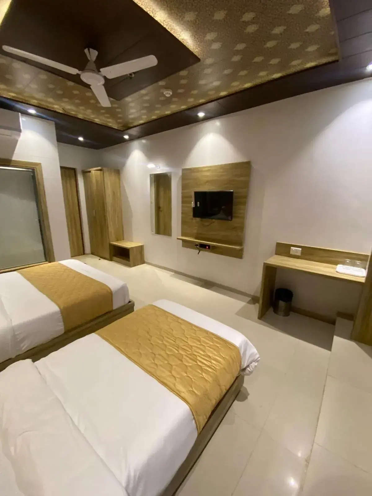 Bed in Hotel BKC CROWN - Near Trade Centre, Visa Consulate Bed in Hotel BKC CROWN - Near Trade Centre, Visa Consulate