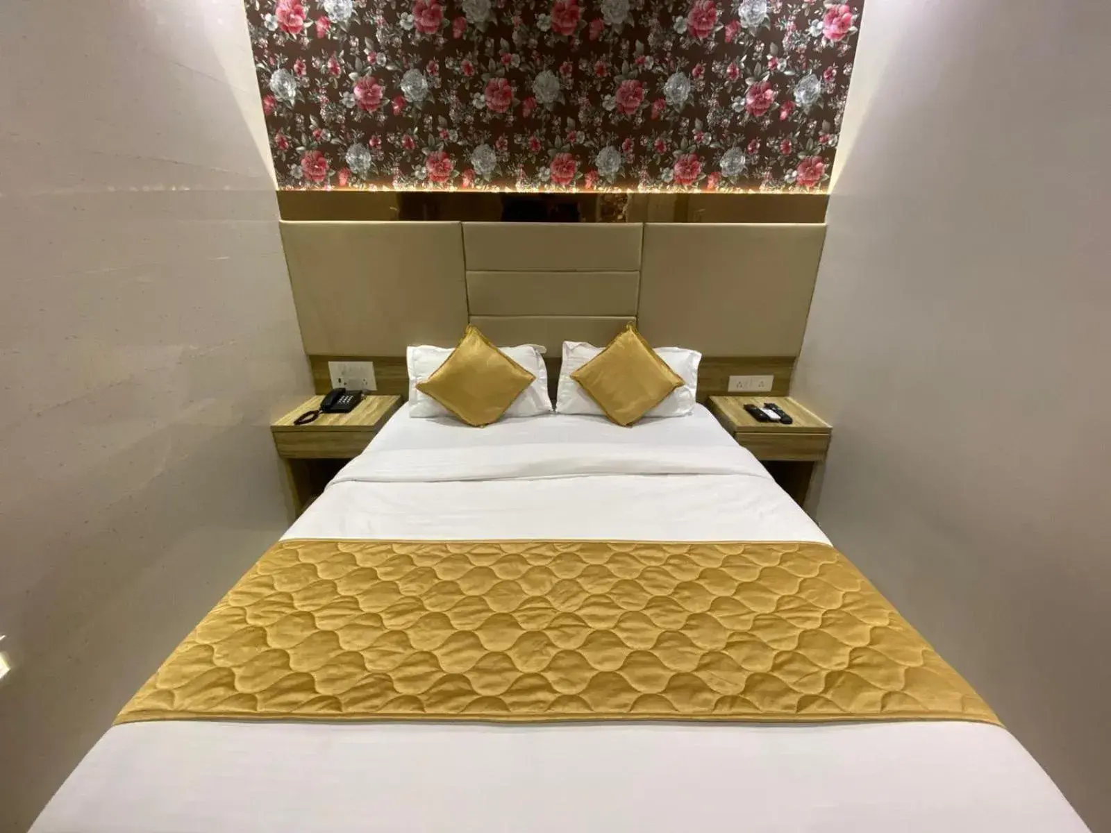 Bed in Hotel BKC CROWN - Near Trade Centre, Visa Consulate Bed in Hotel BKC CROWN - Near Trade Centre, Visa Consulate