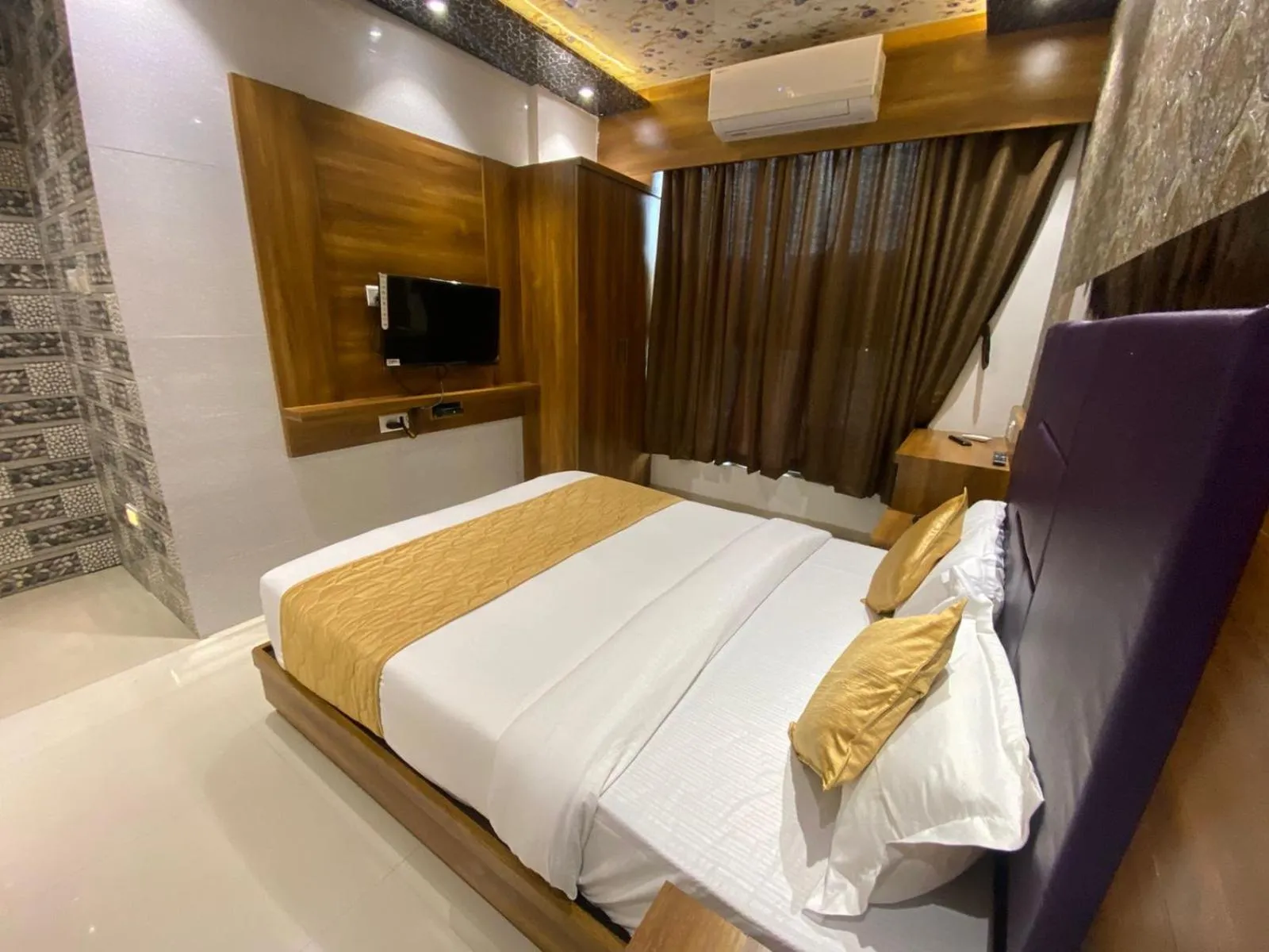 Bed in Hotel BKC CROWN - Near Trade Centre, Visa Consulate