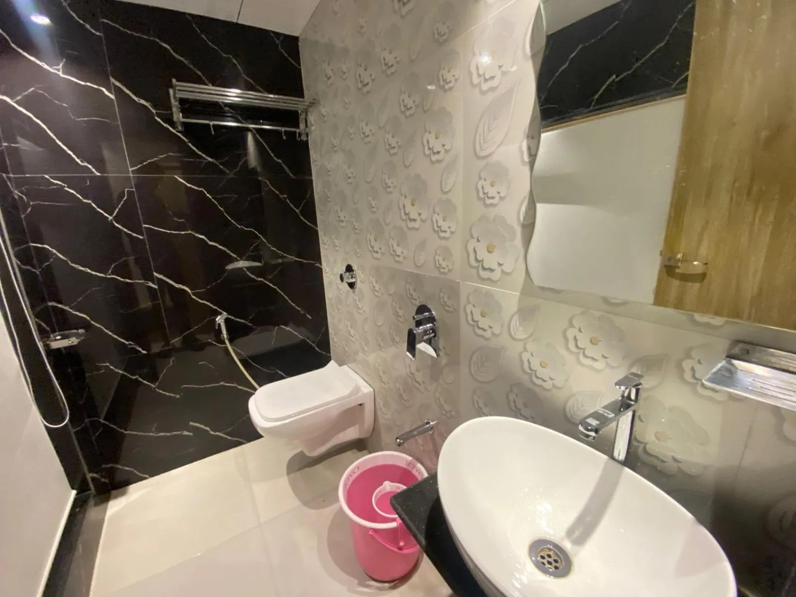 Bathroom in Hotel BKC CROWN - Near Trade Centre, Visa Consulate