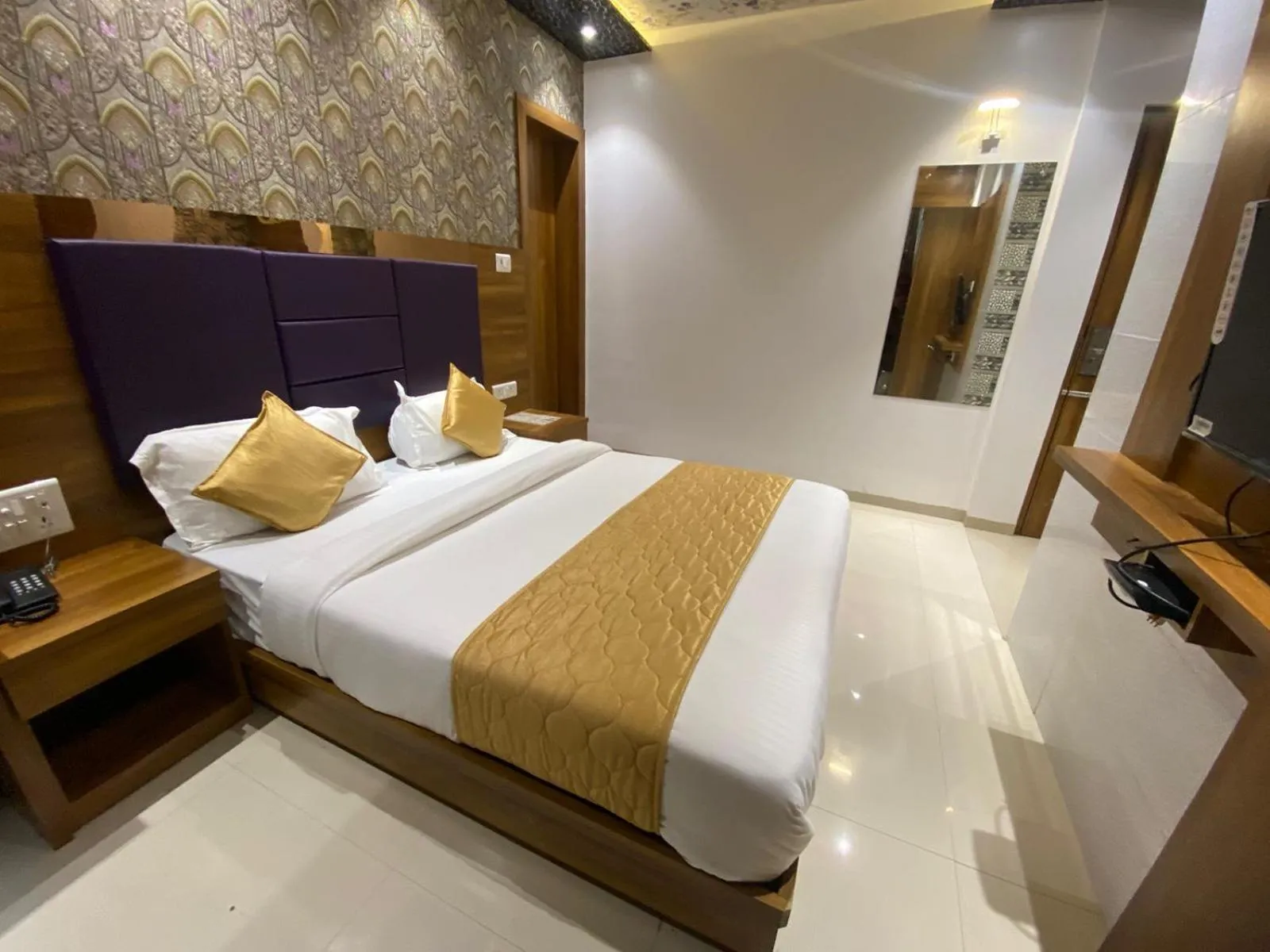 Bed in Hotel BKC CROWN - Near Trade Centre, Visa Consulate