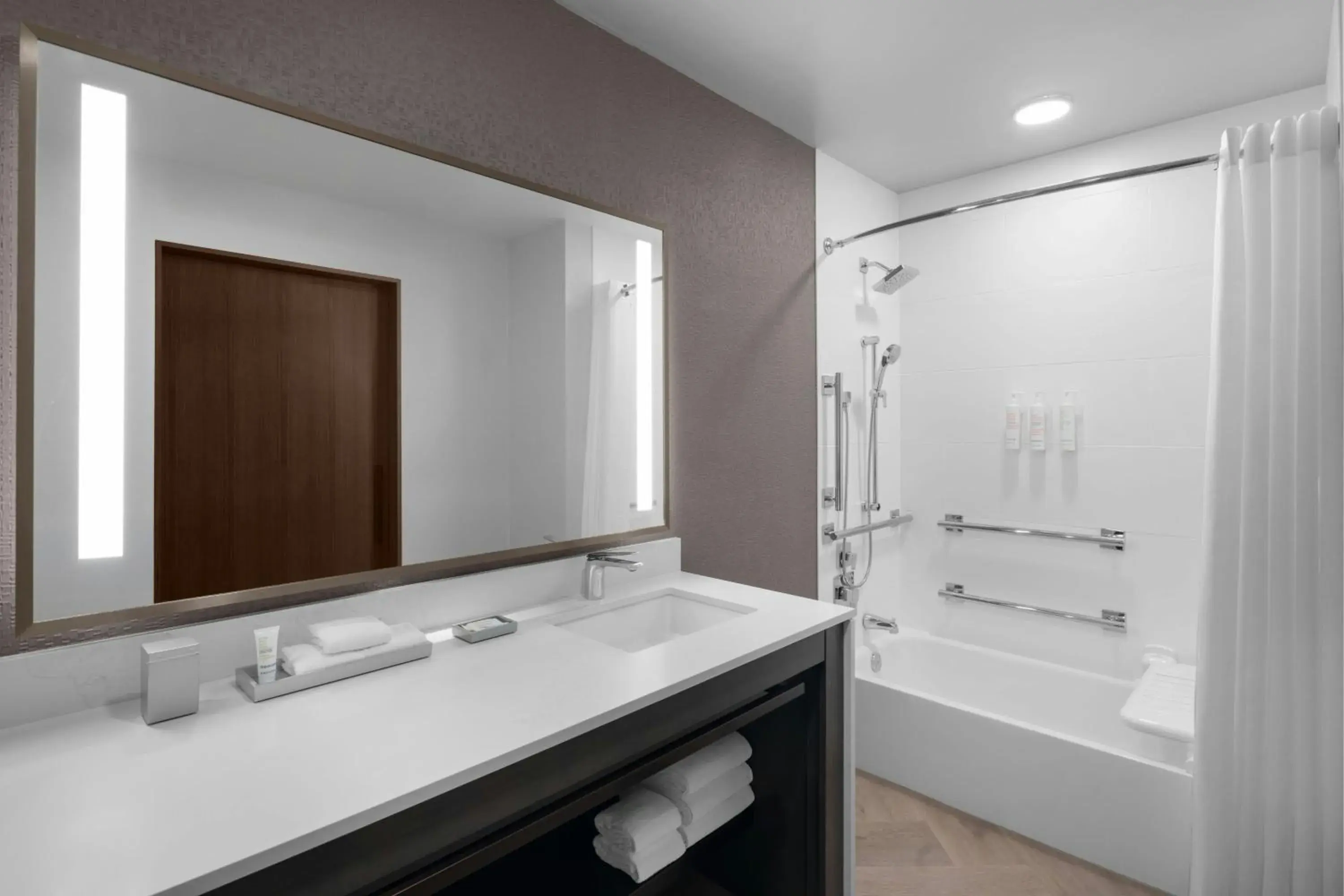 Corner King Room with Adapted Tub - Mobility Accessible in Washington Marriott Capitol Hill Corner King Room with Adapted Tub - Mobility Accessible in Washington Marriott Capitol Hill