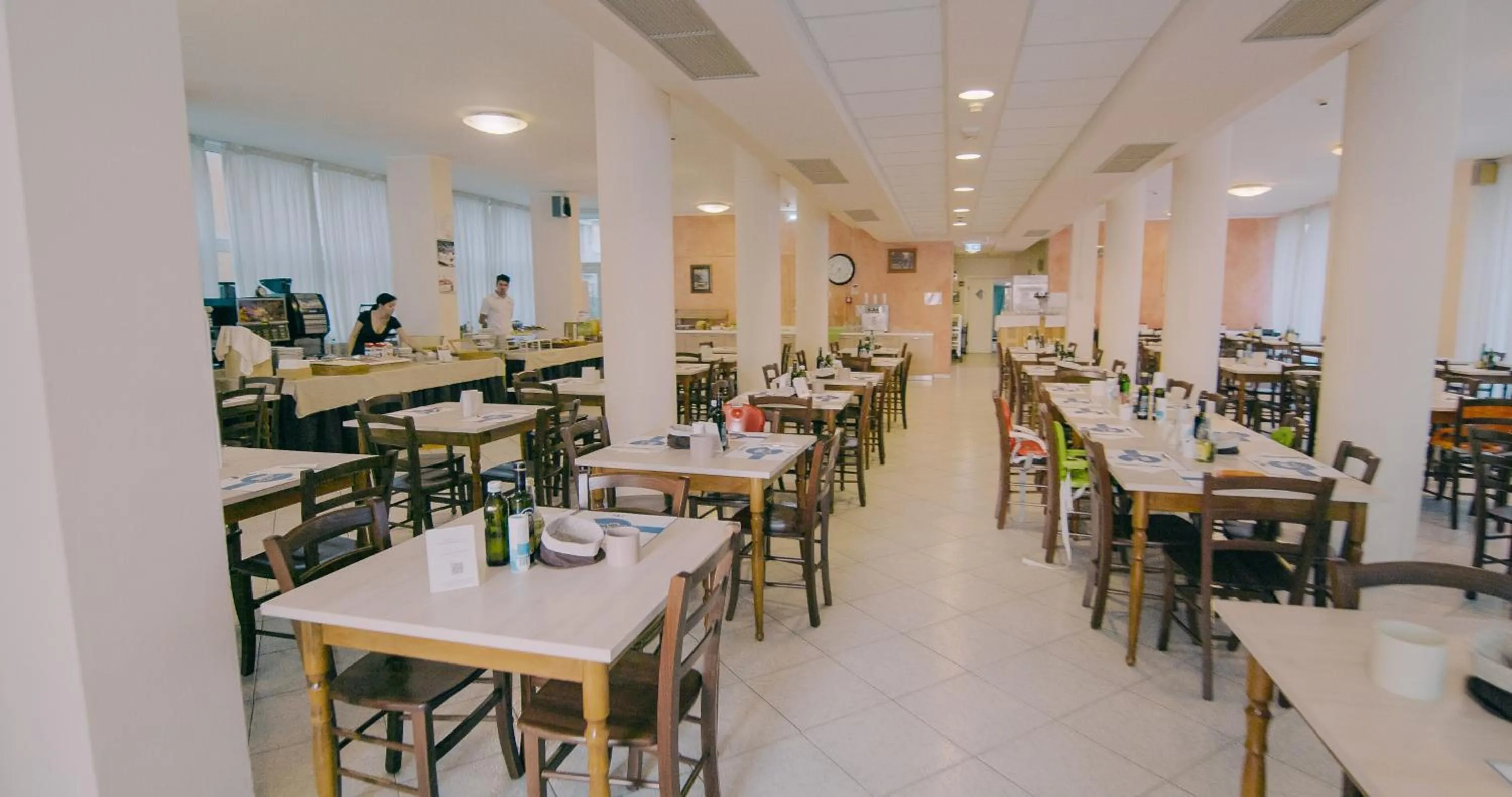 Restaurant/places to eat in Hotel Beverly