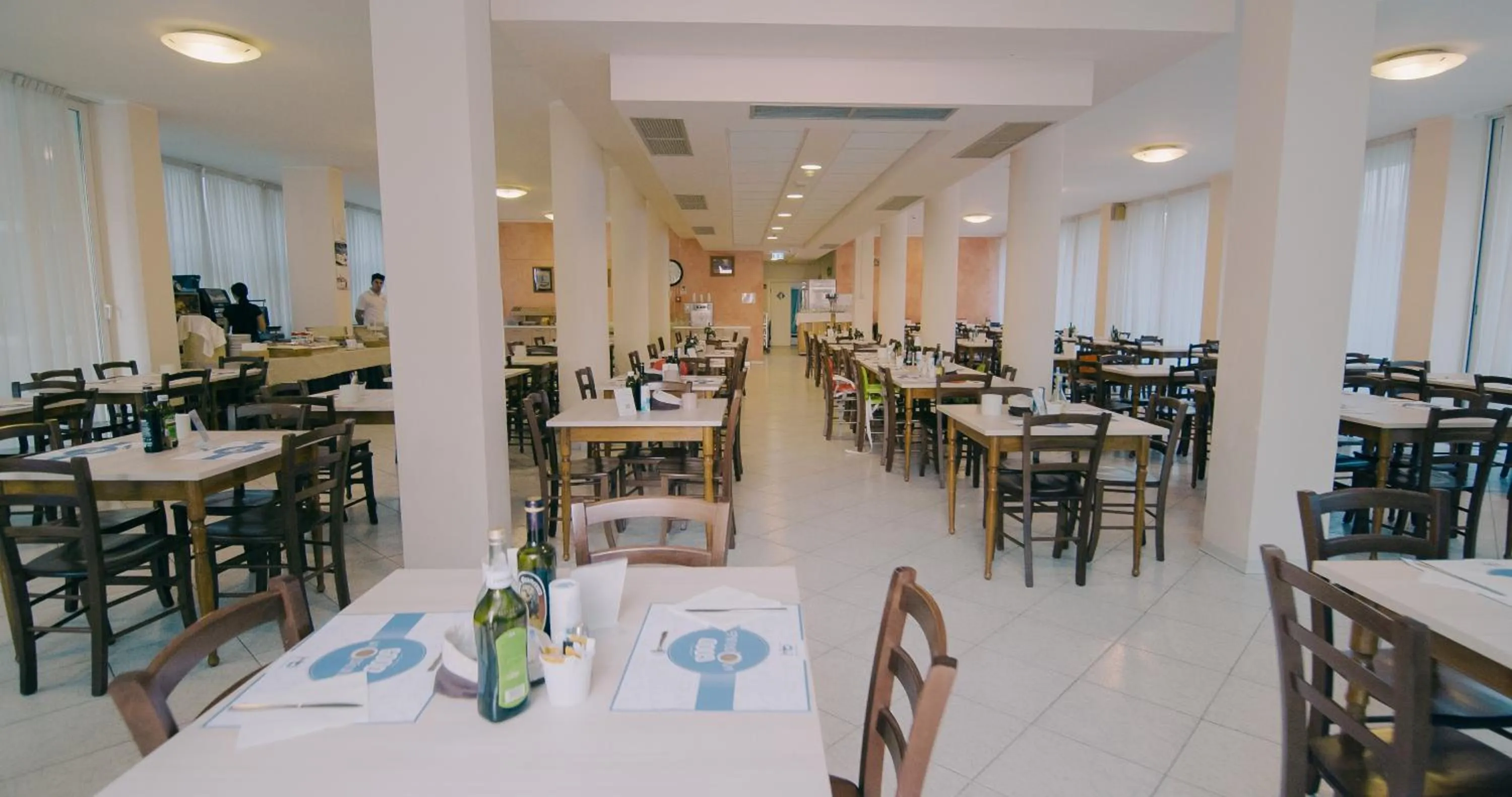 Restaurant/places to eat in Hotel Beverly