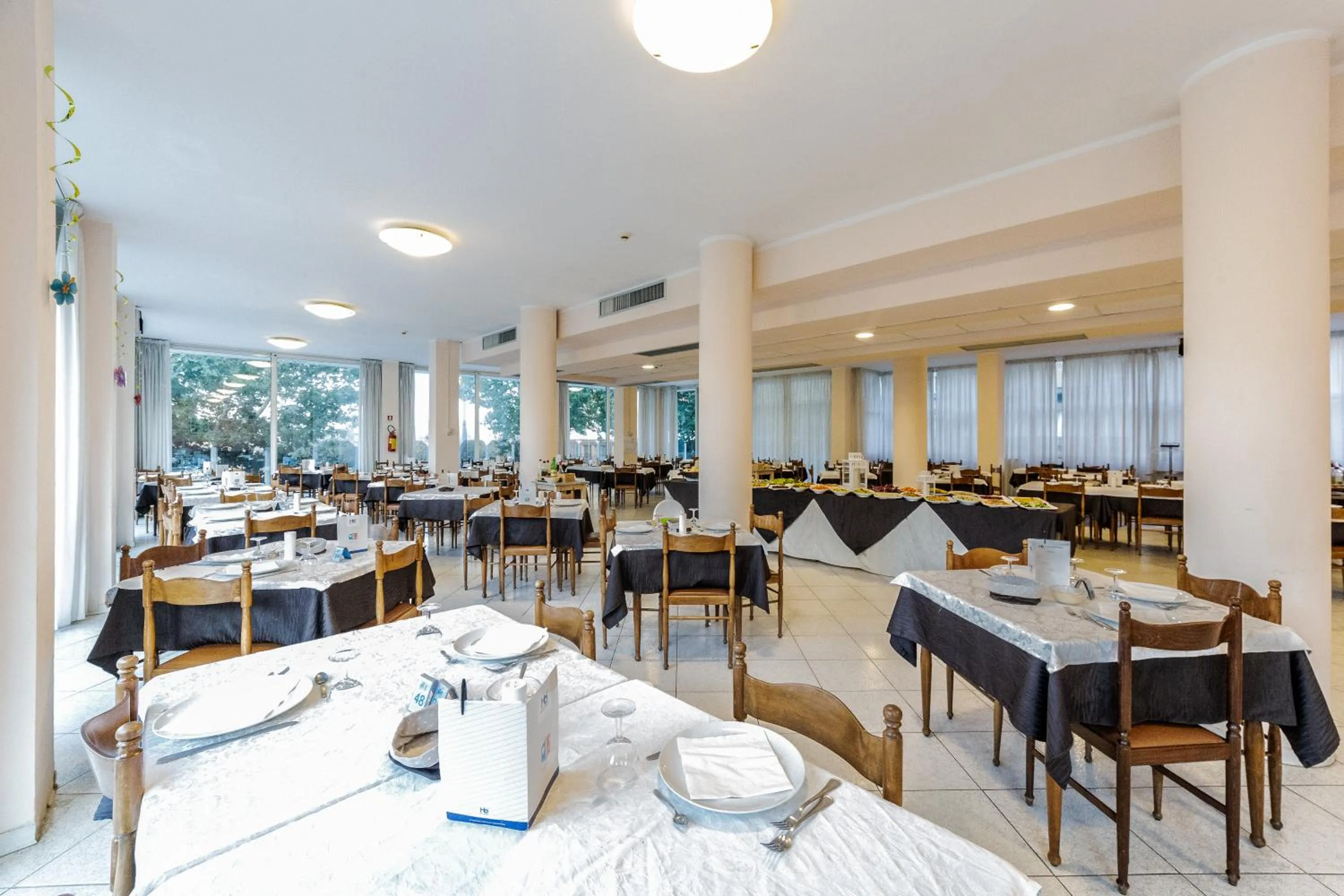 Restaurant/places to eat in Hotel Beverly