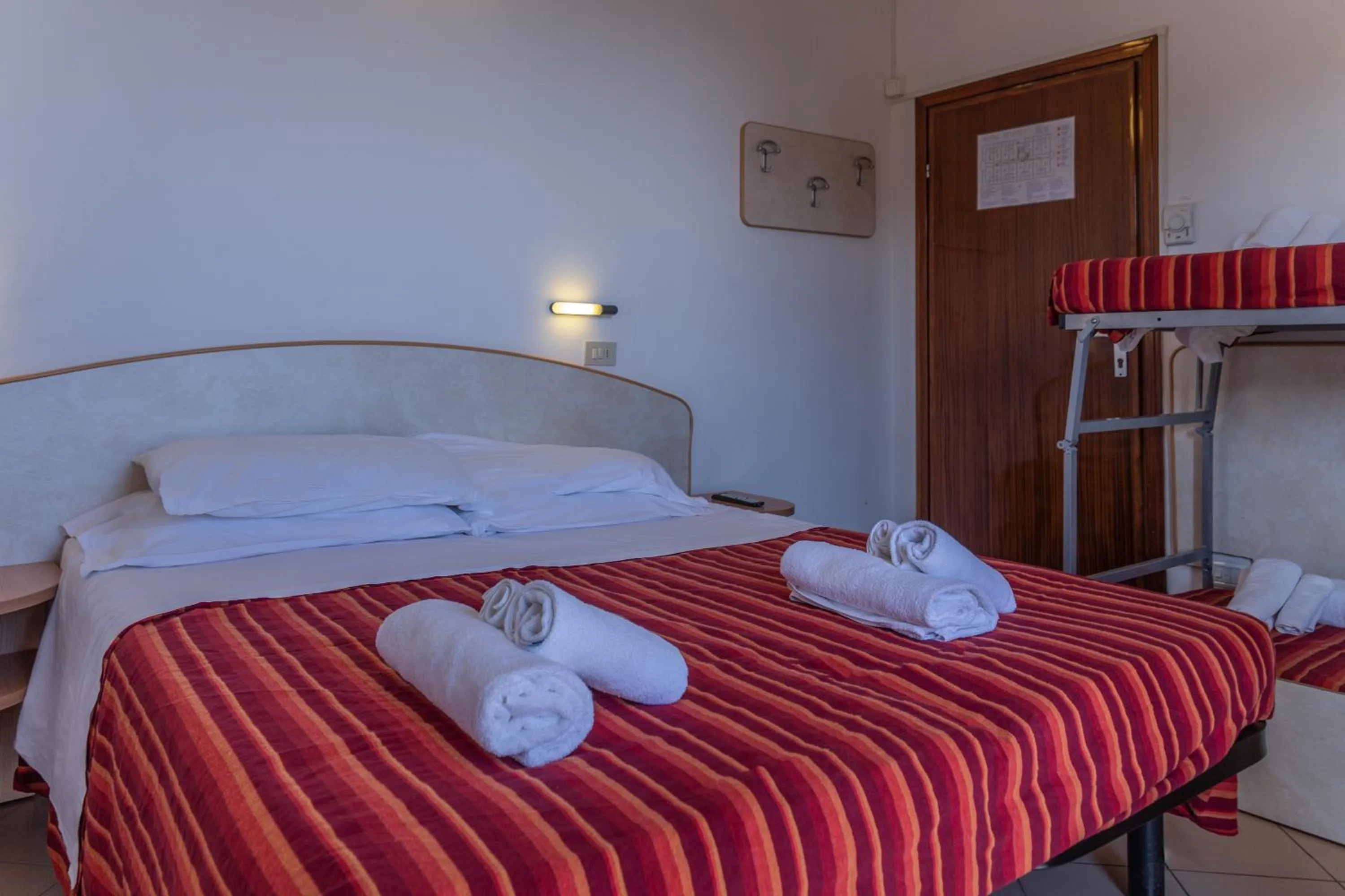 Photo of the whole room, Bed in Hotel Beverly