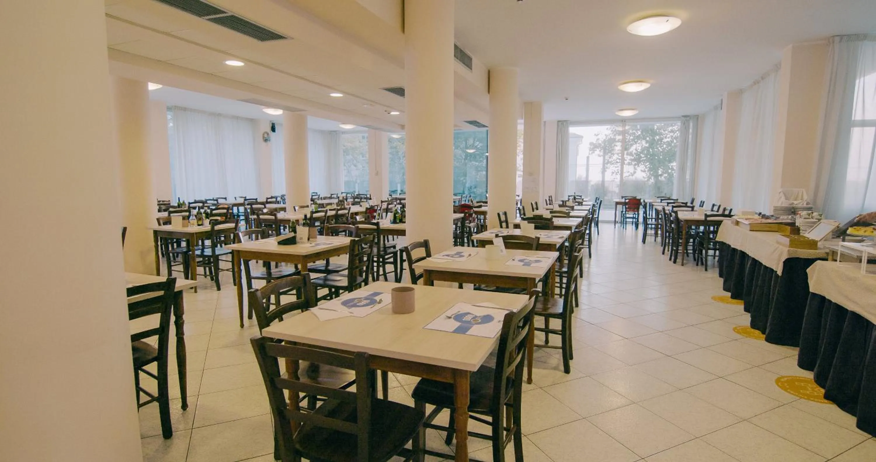 Restaurant/places to eat in Hotel Beverly