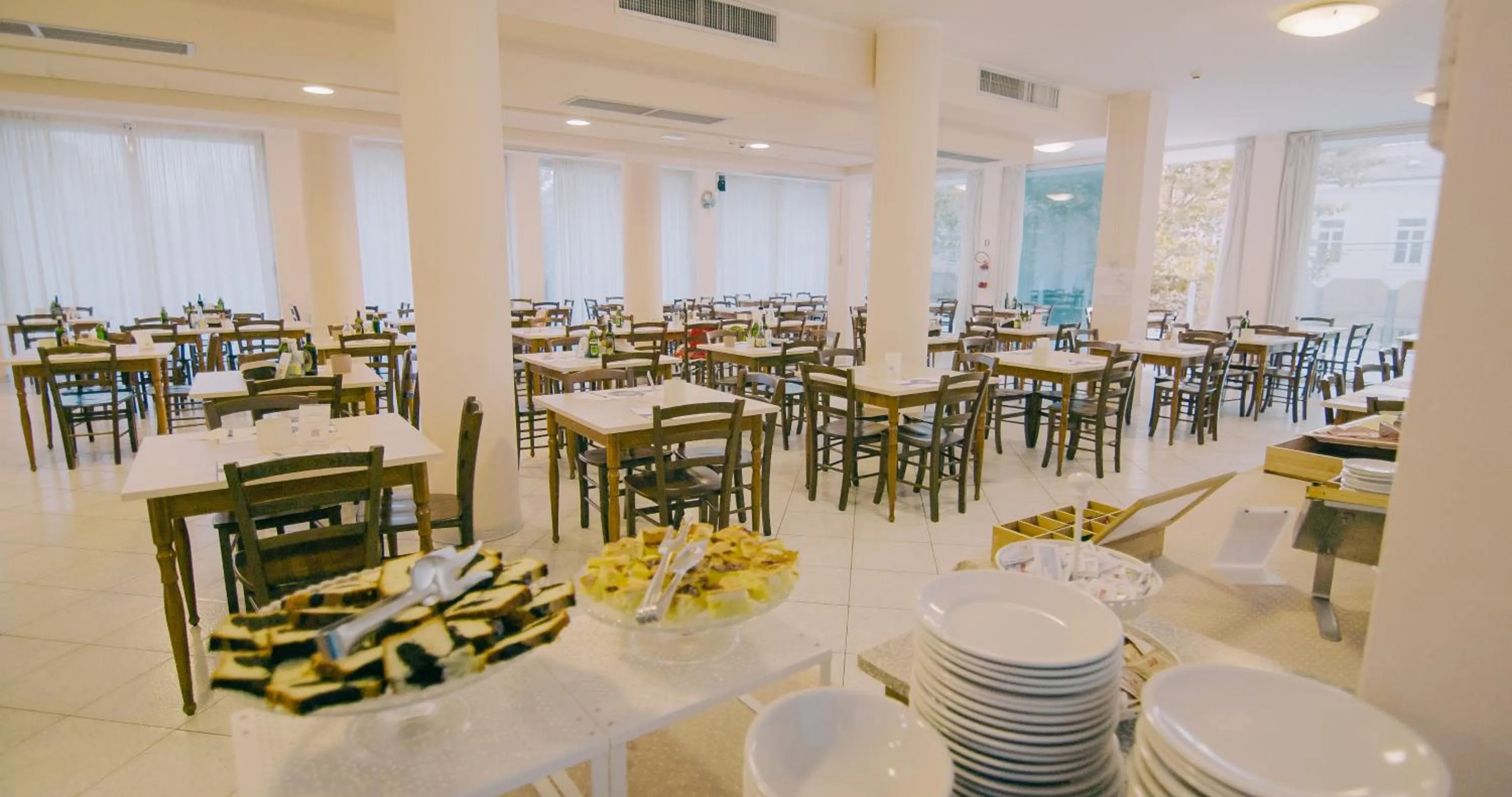 Restaurant/places to eat in Hotel Beverly