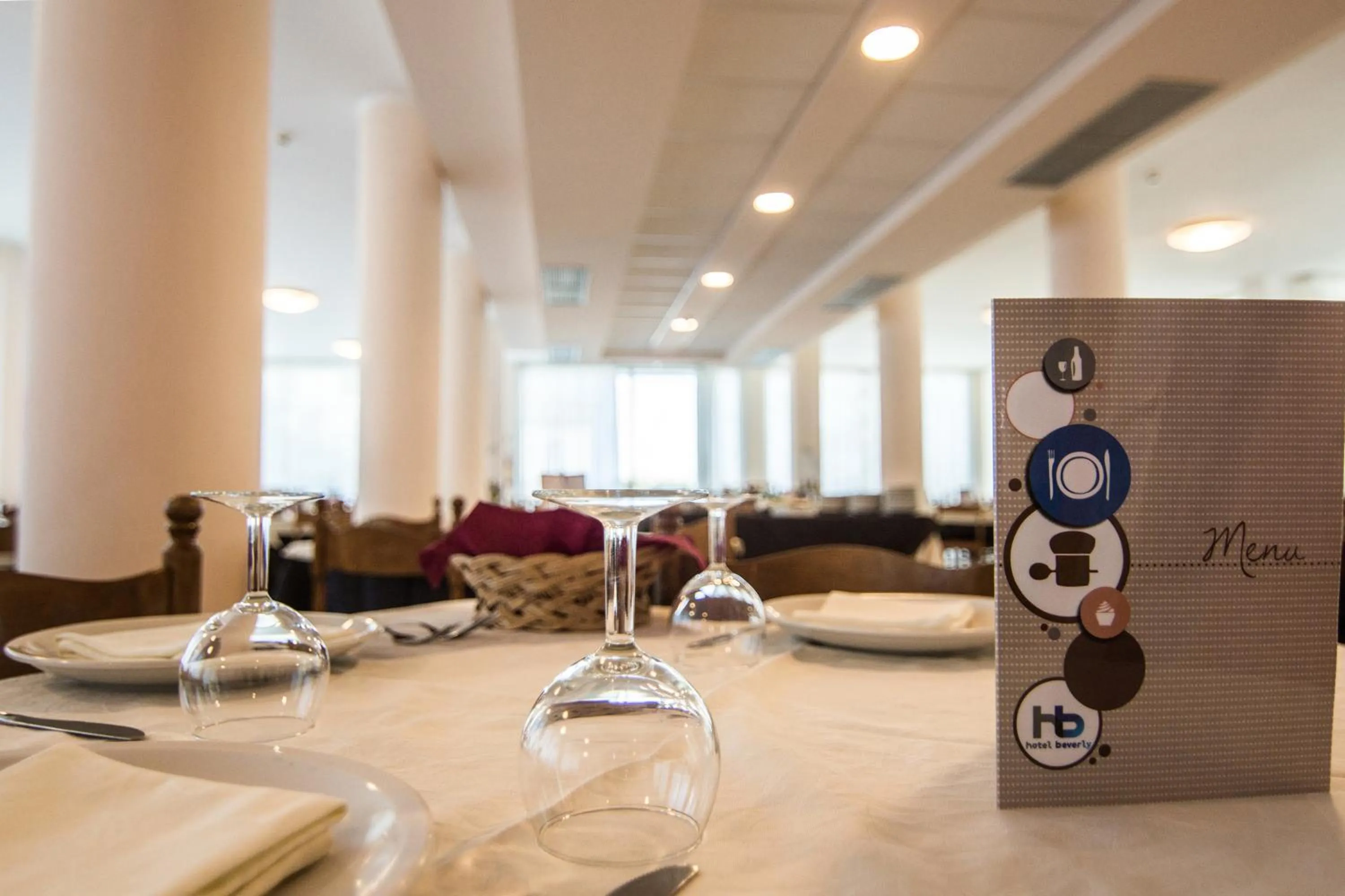 Restaurant/places to eat in Hotel Beverly