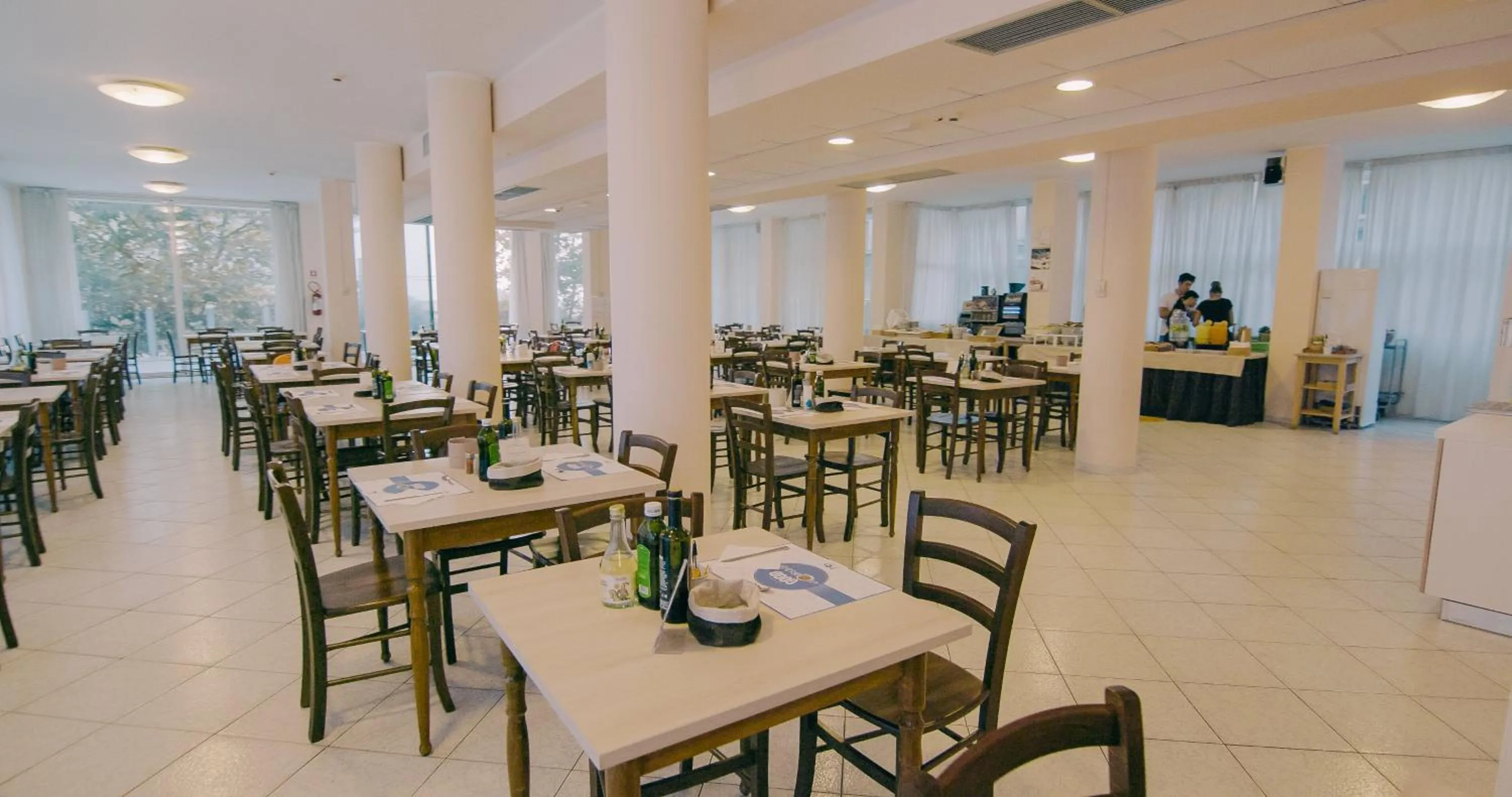 Restaurant/places to eat in Hotel Beverly