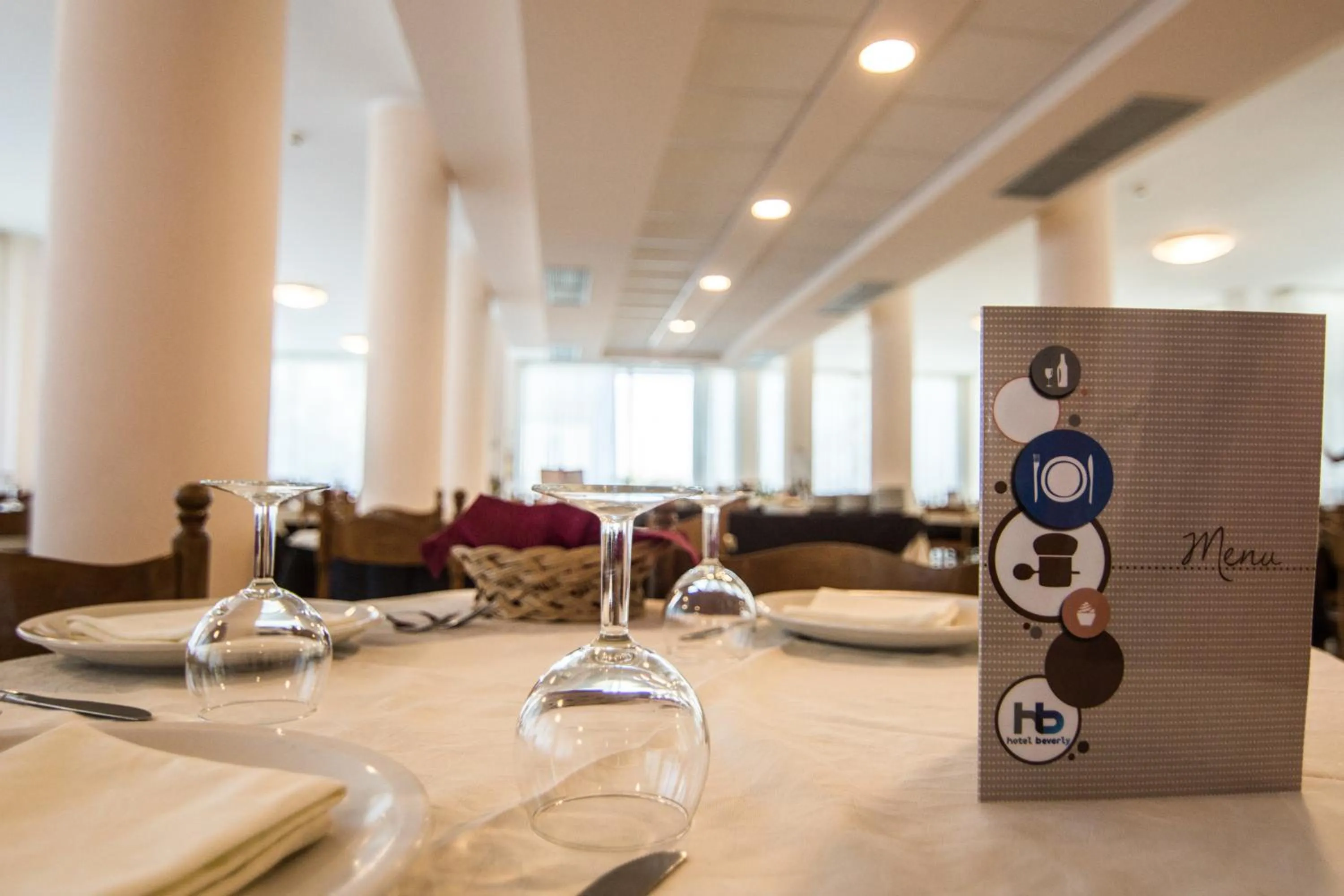 Restaurant/places to eat in Hotel Beverly