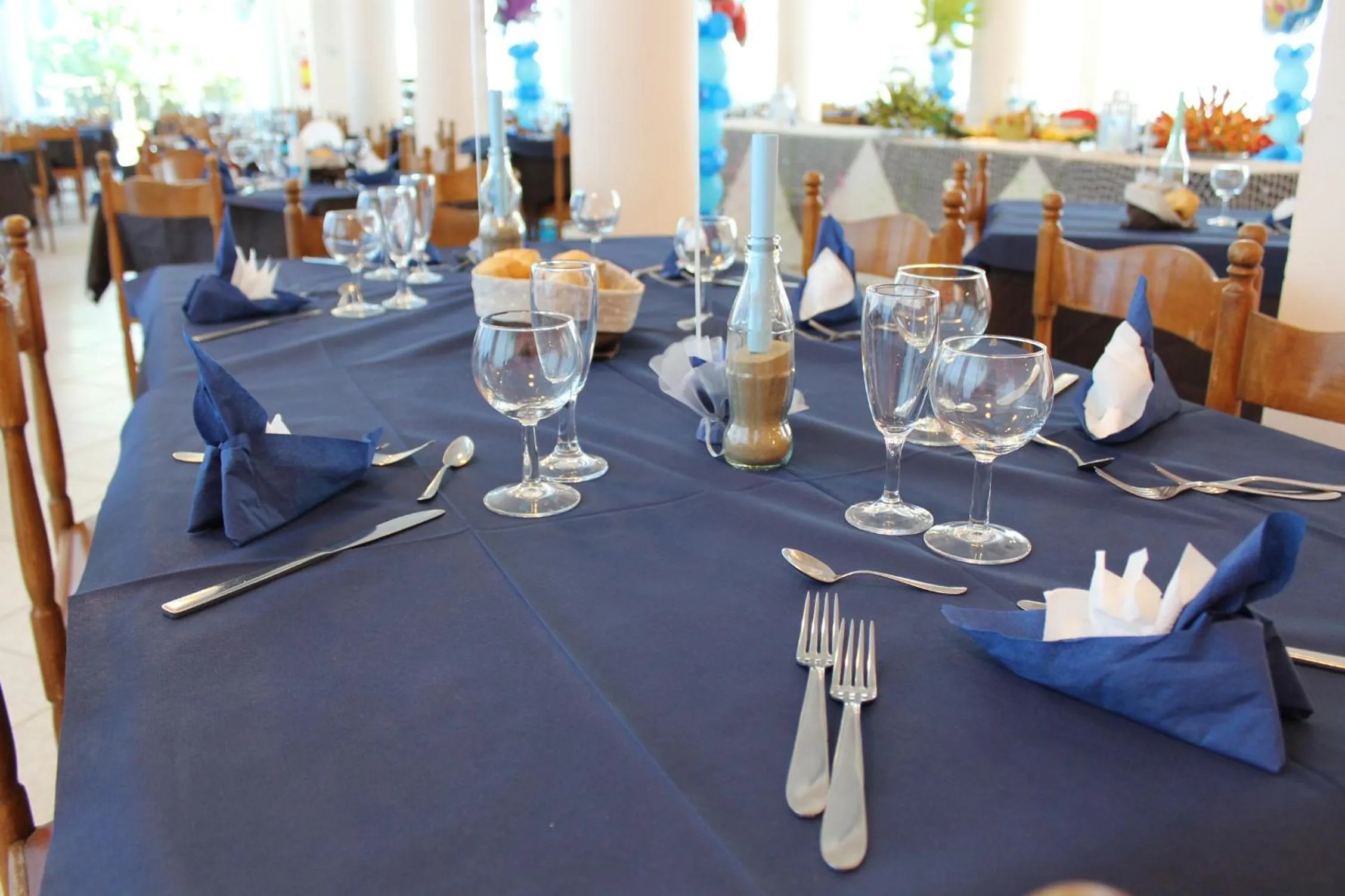 Restaurant/places to eat in Hotel Beverly