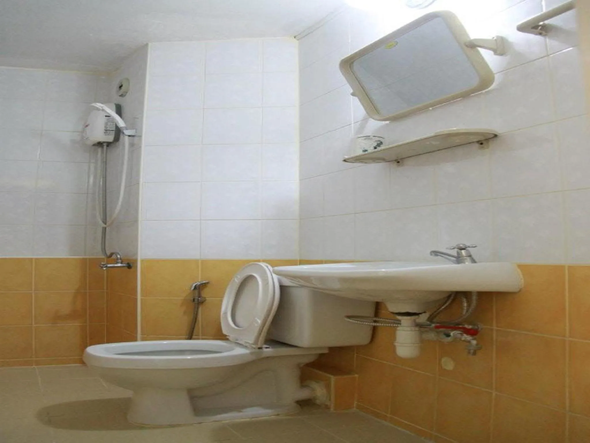 Shower in T8 Guest House Don Mueang Challenger