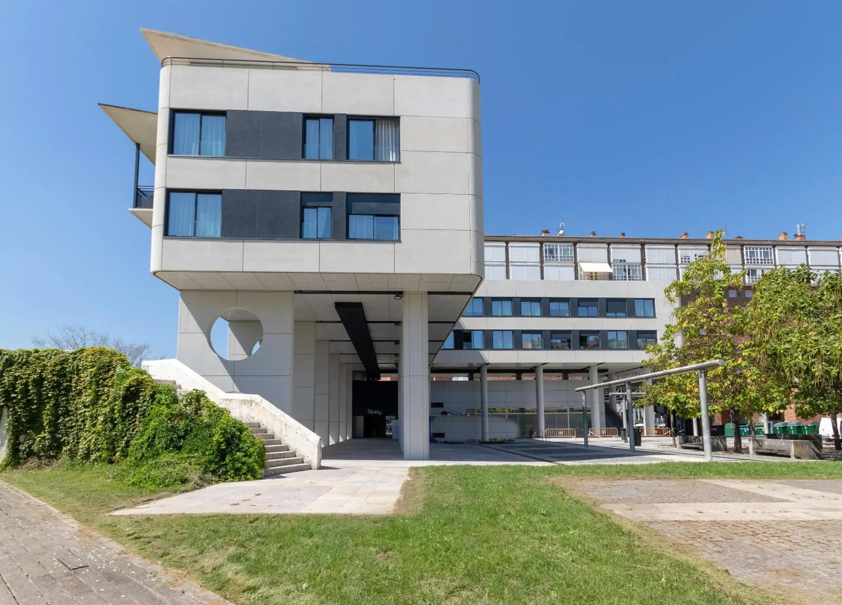 Property building in Apartamentos Líbere Pamplona Yamaguchi Property building in Apartamentos Líbere Pamplona Yamaguchi