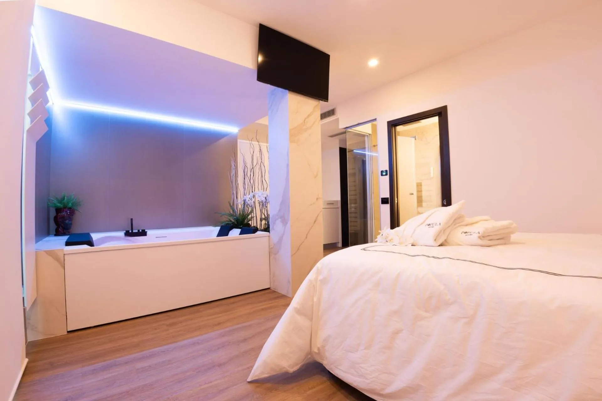 Bed in Popula Rooms & Mediterranean Bay