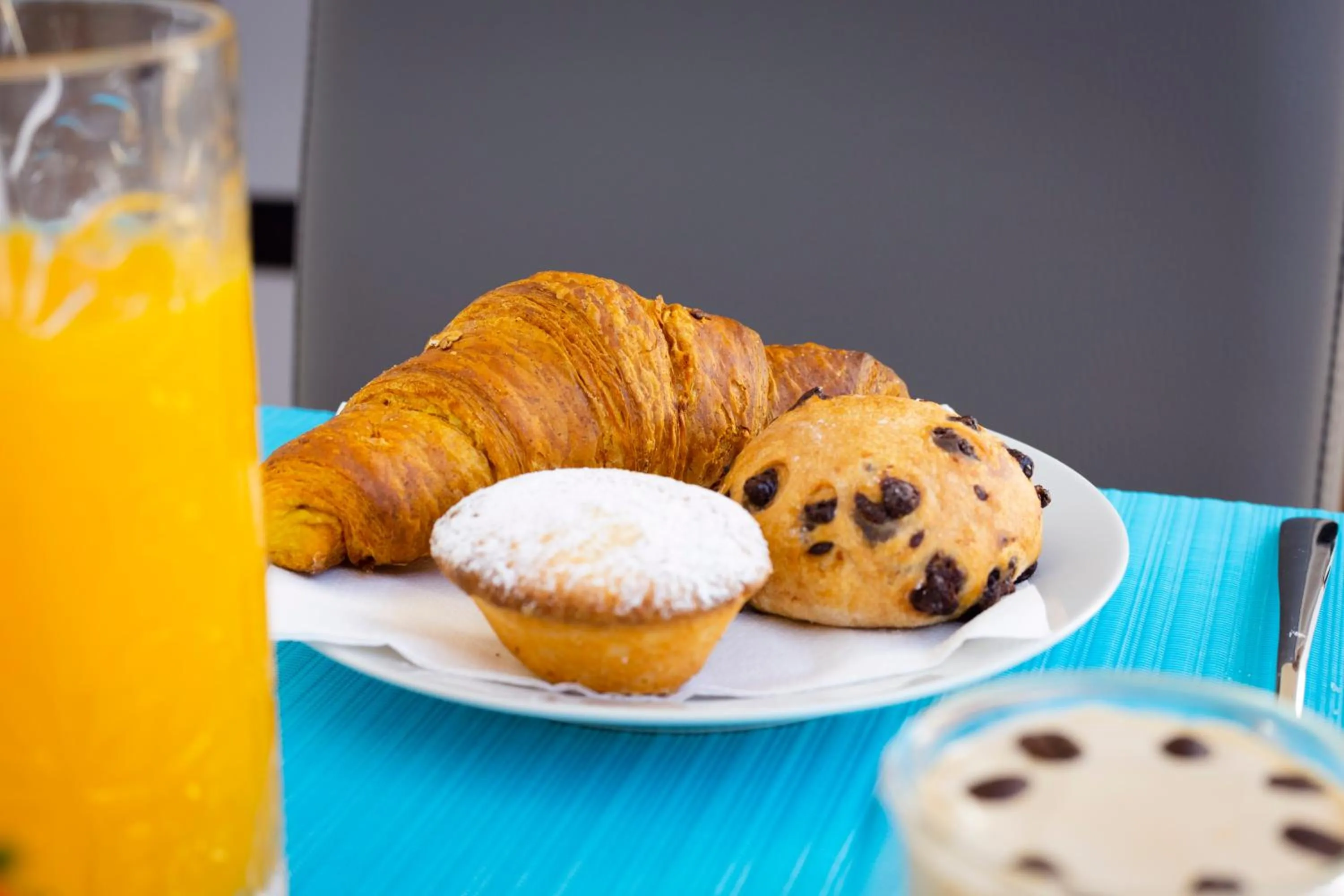 Food and drinks in Popula Rooms & Mediterranean Bay