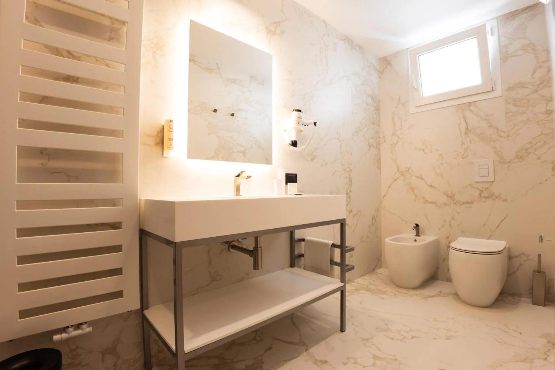 Shower in Popula Rooms & Mediterranean Bay