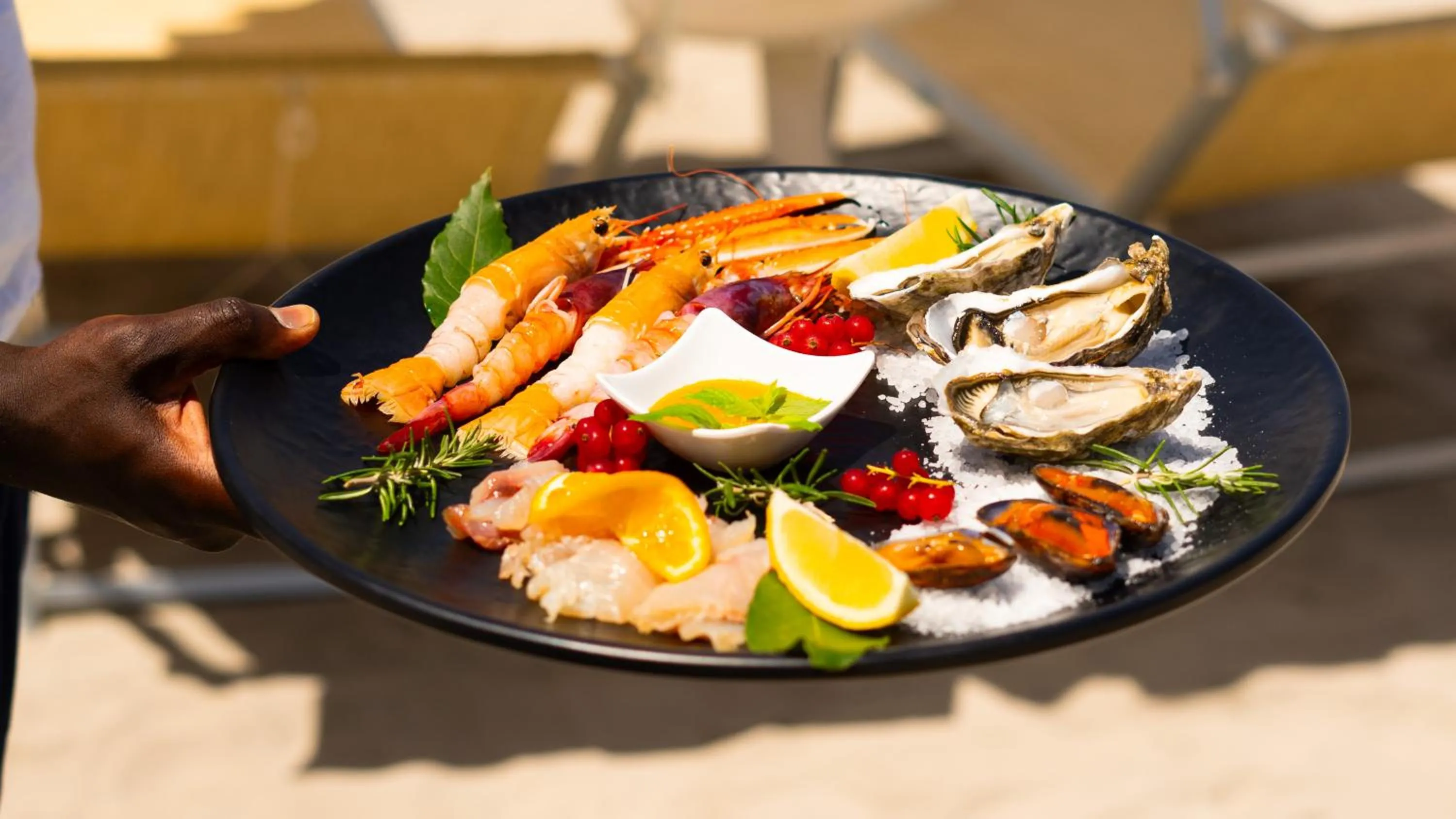 Food and drinks in Popula Rooms & Mediterranean Bay