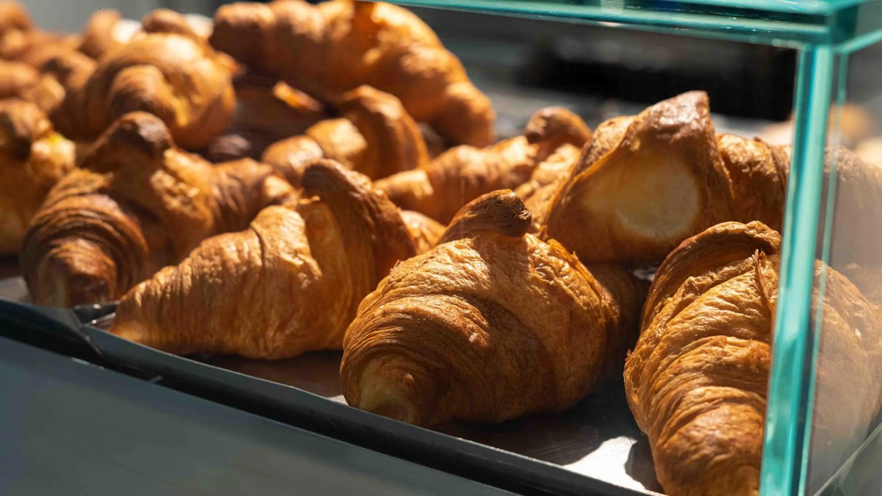 Breakfast in Popula Rooms & Mediterranean Bay