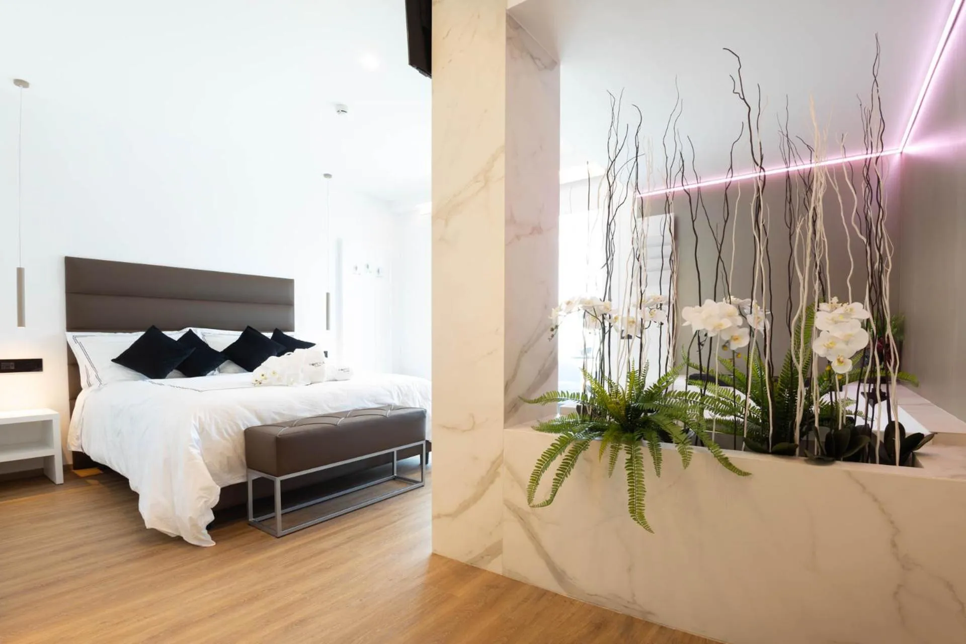 Bed in Popula Rooms & Mediterranean Bay