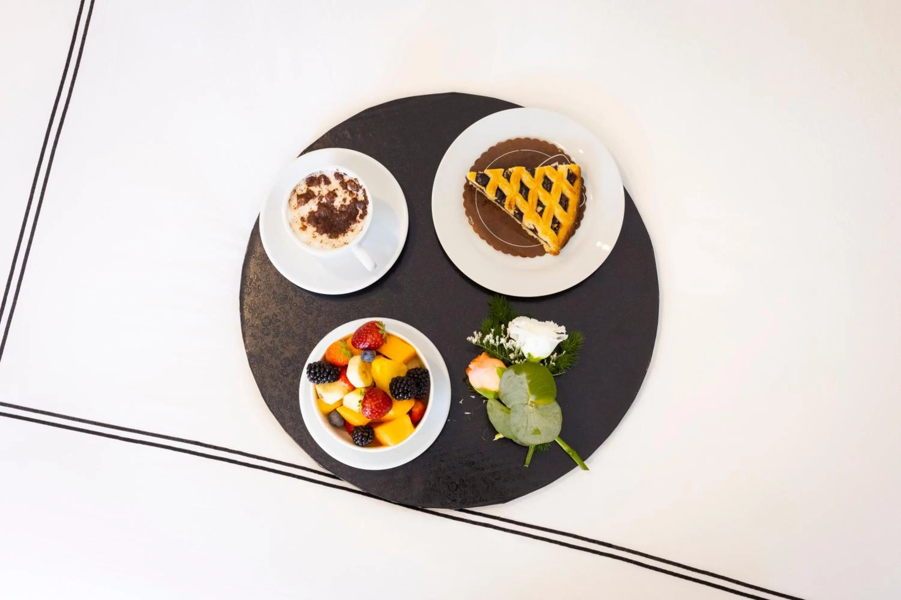 Food and drinks in Popula Rooms & Mediterranean Bay