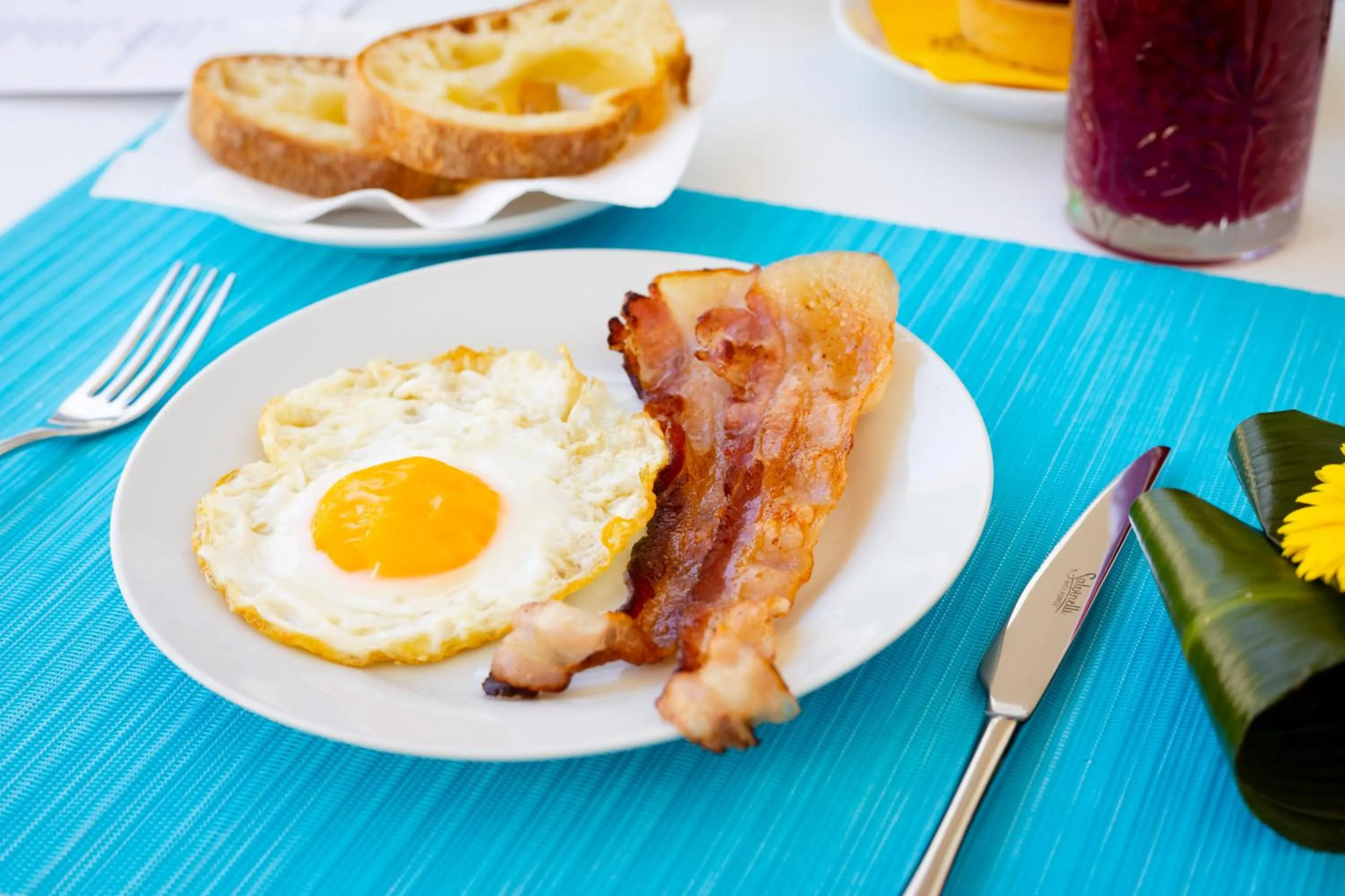 Food and drinks in Popula Rooms & Mediterranean Bay