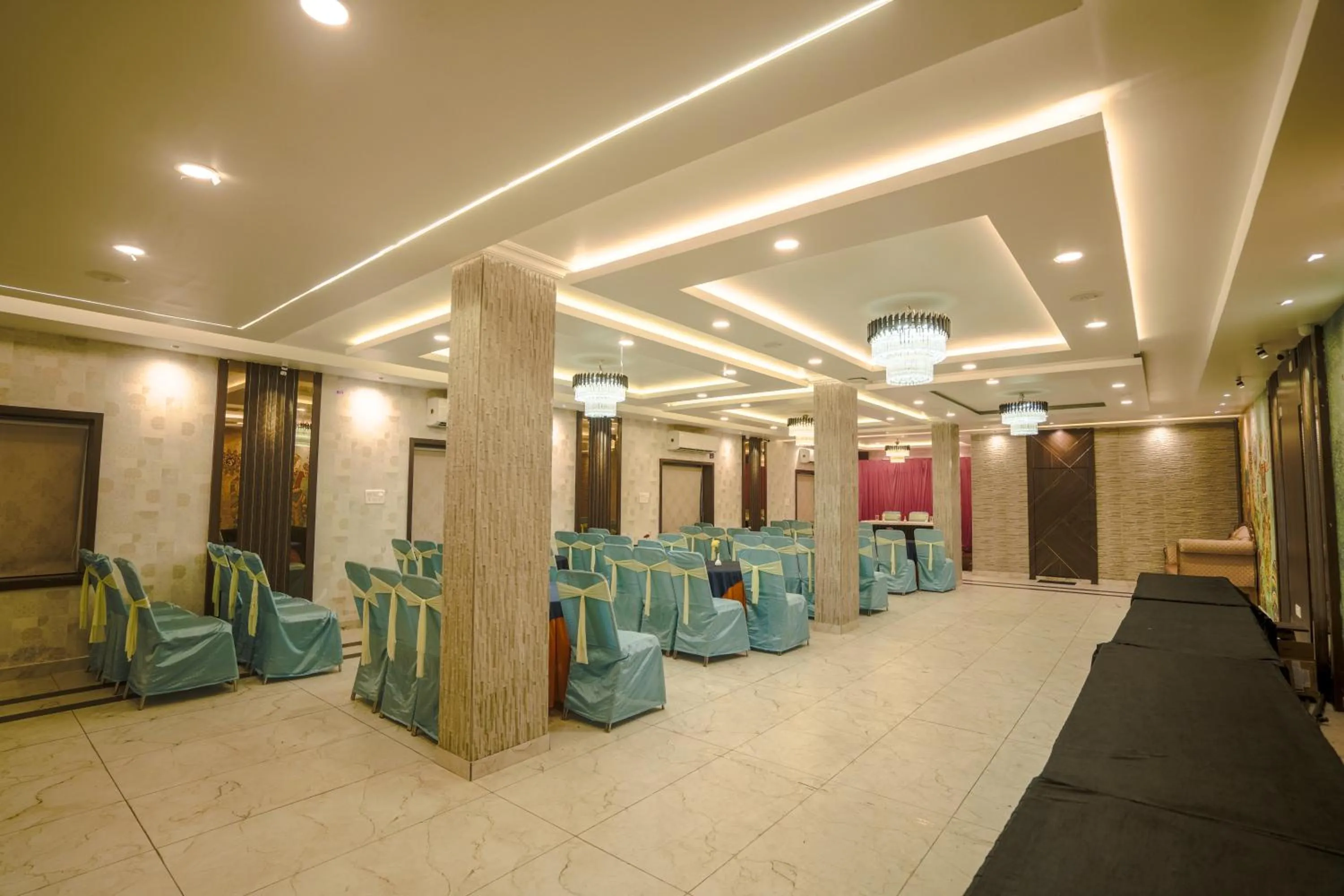 Restaurant/places to eat in HOTEL SJ PRIDE