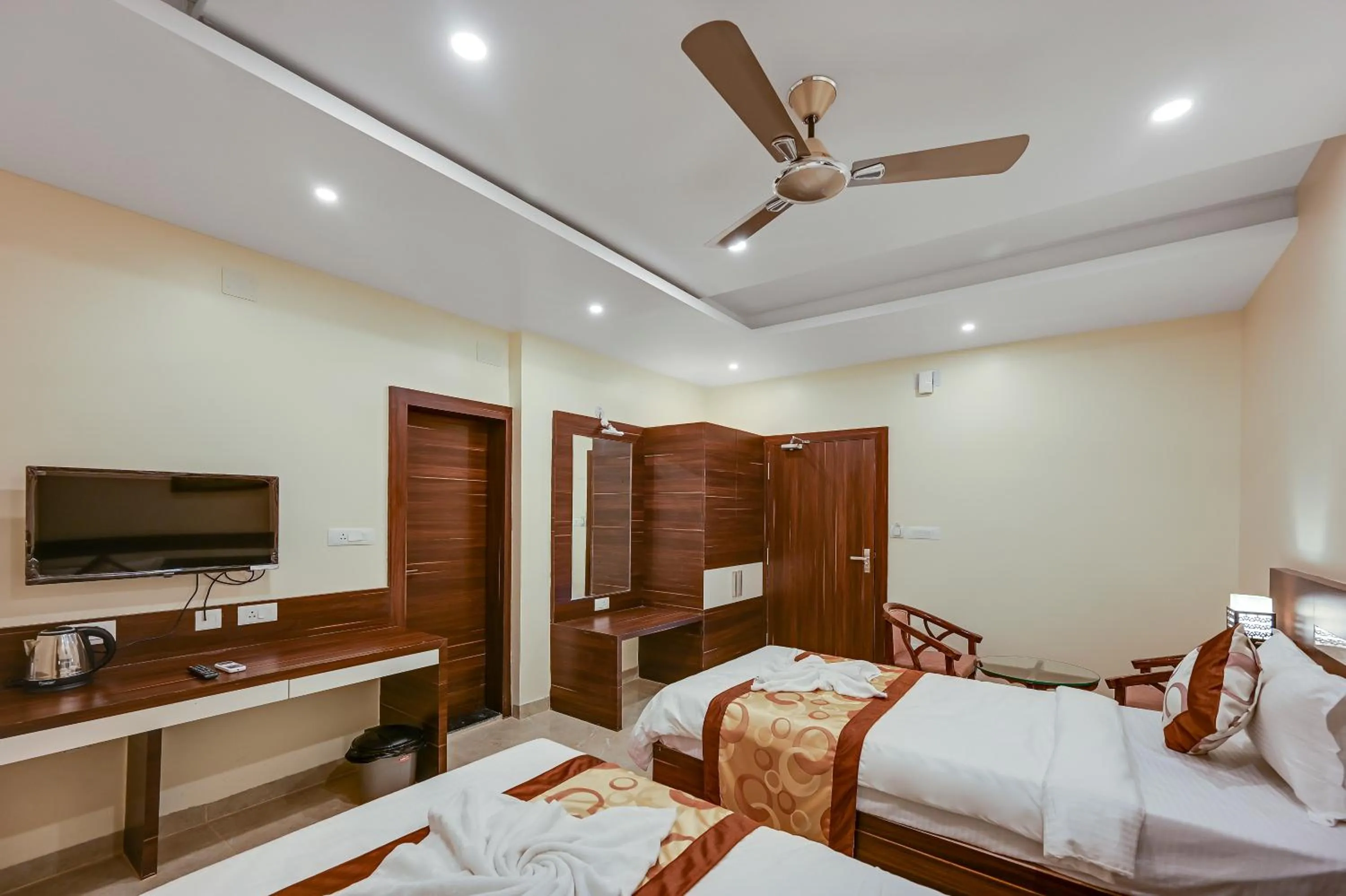 Communal lounge/ TV room, Bed in HOTEL SJ PRIDE