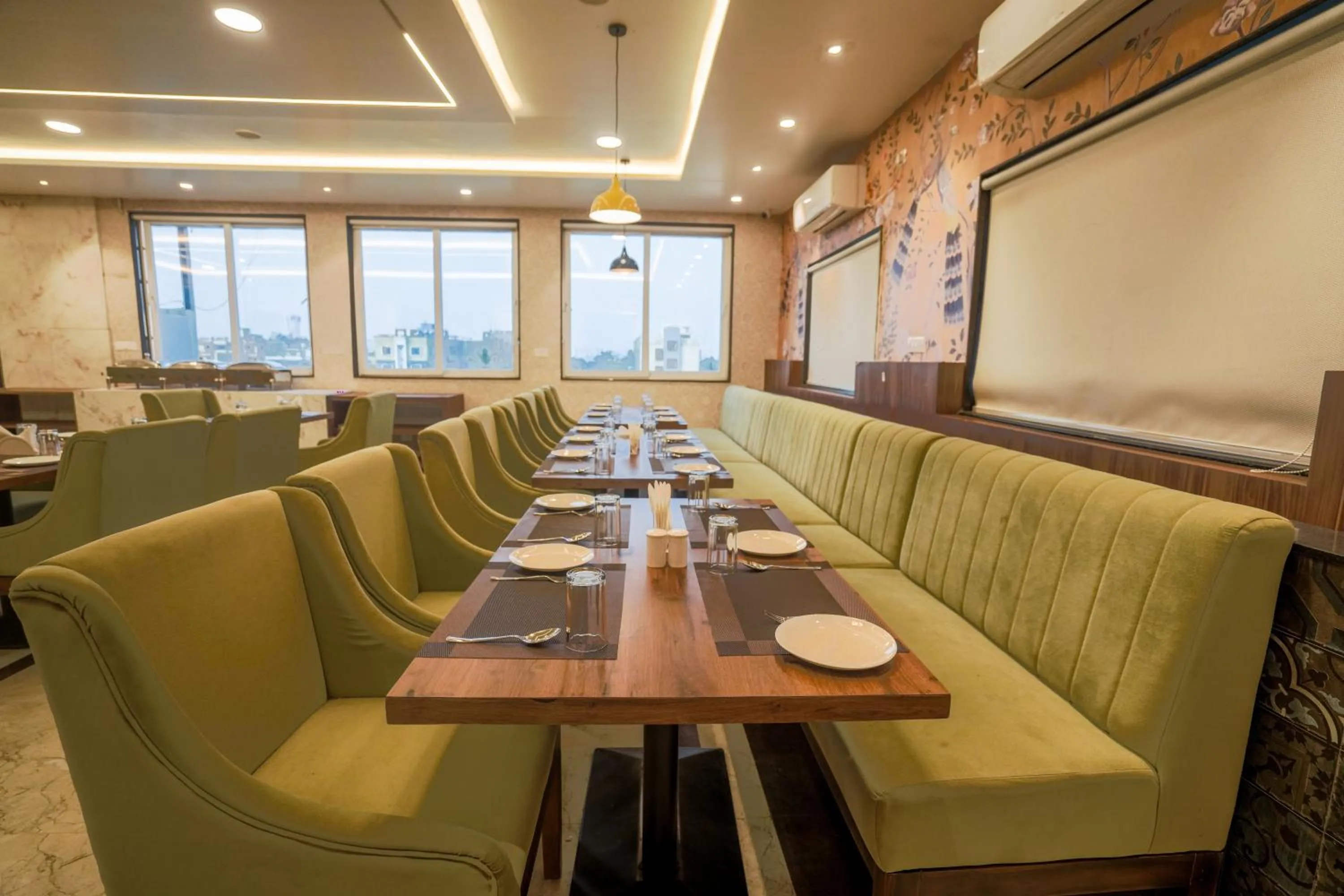 Restaurant/places to eat in HOTEL SJ PRIDE