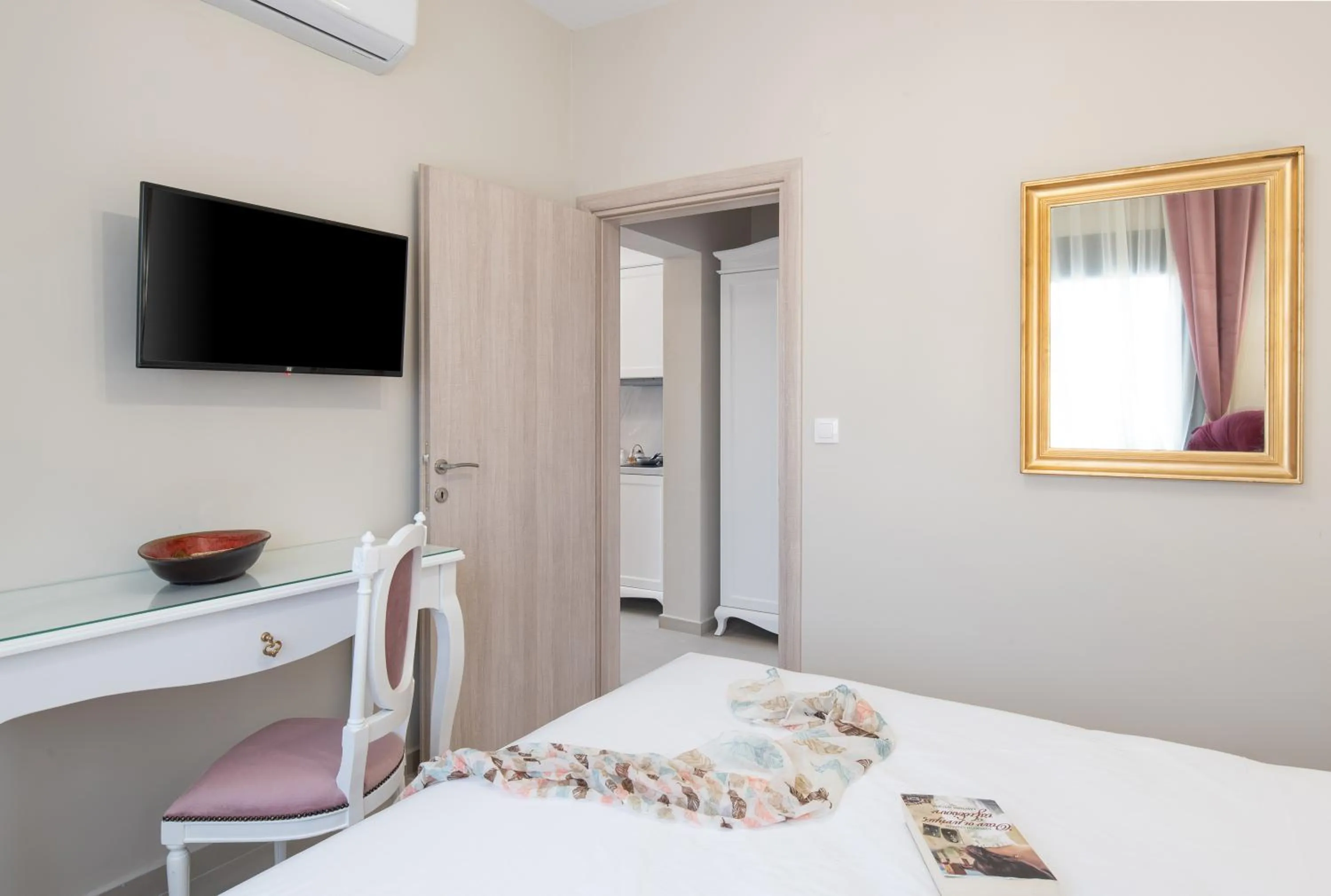 TV and multimedia, Bed in Mykoniatika Villas