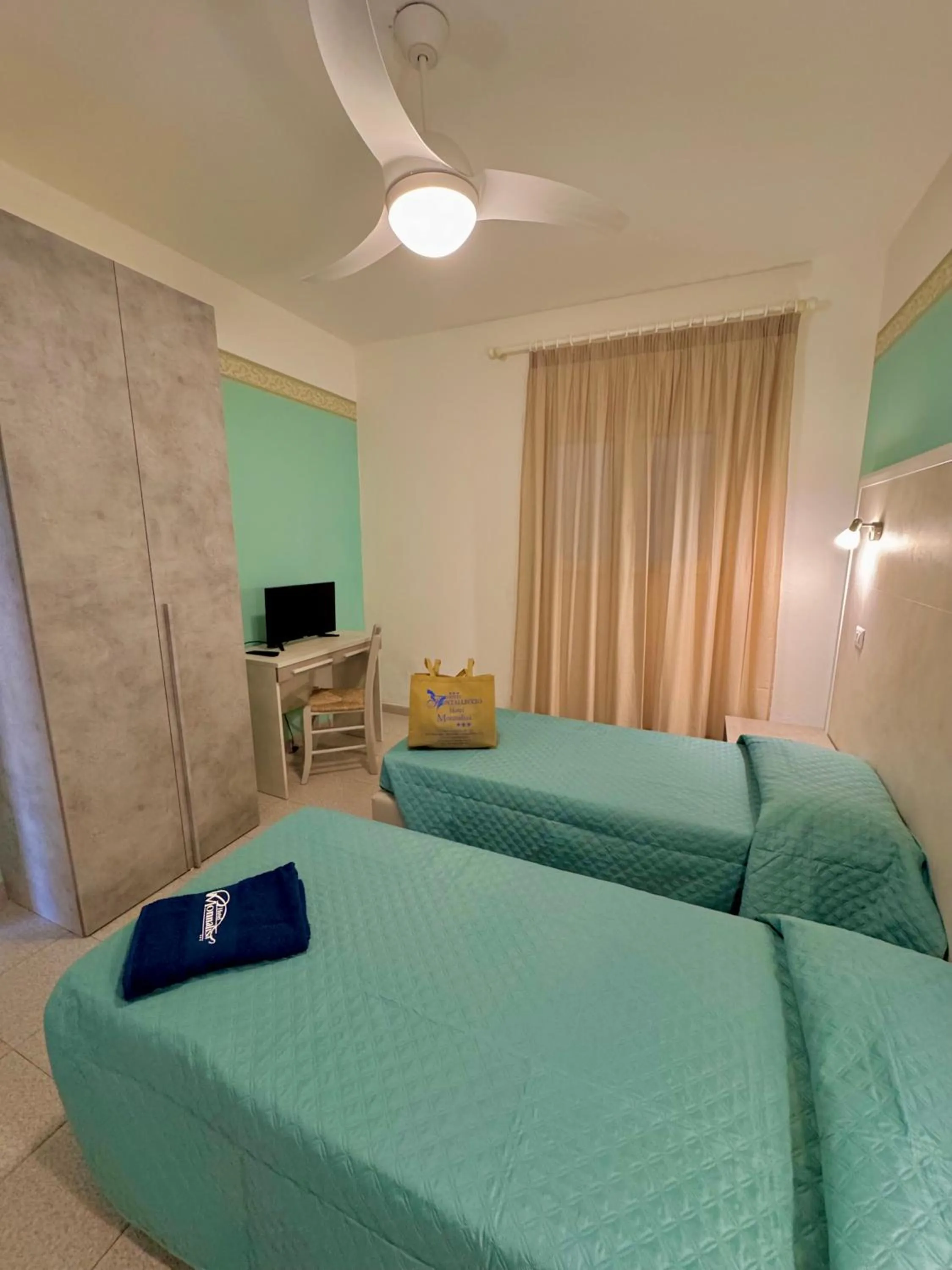 Bedroom, Bed in Hotel Monna Lisa