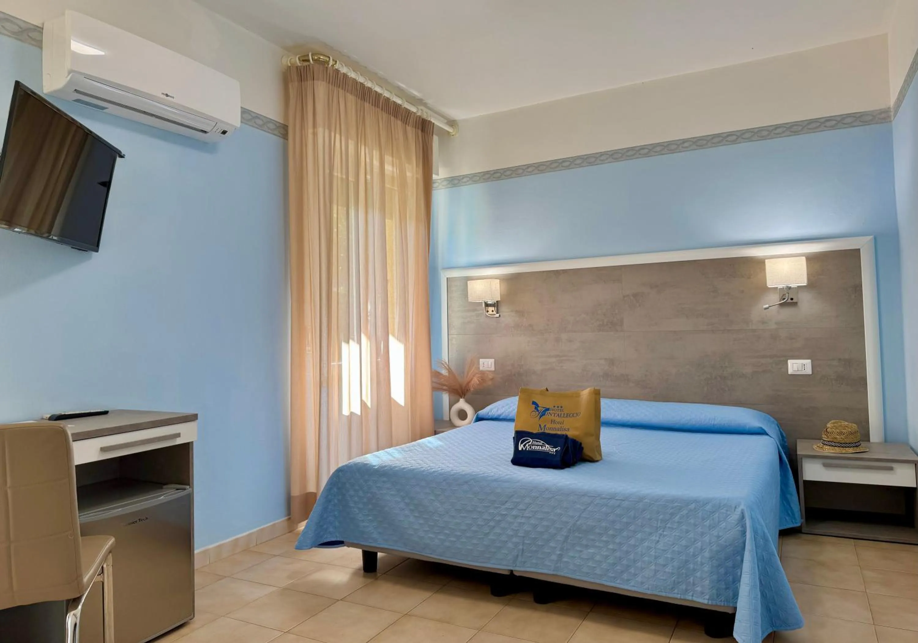 Bed in Hotel Monna Lisa