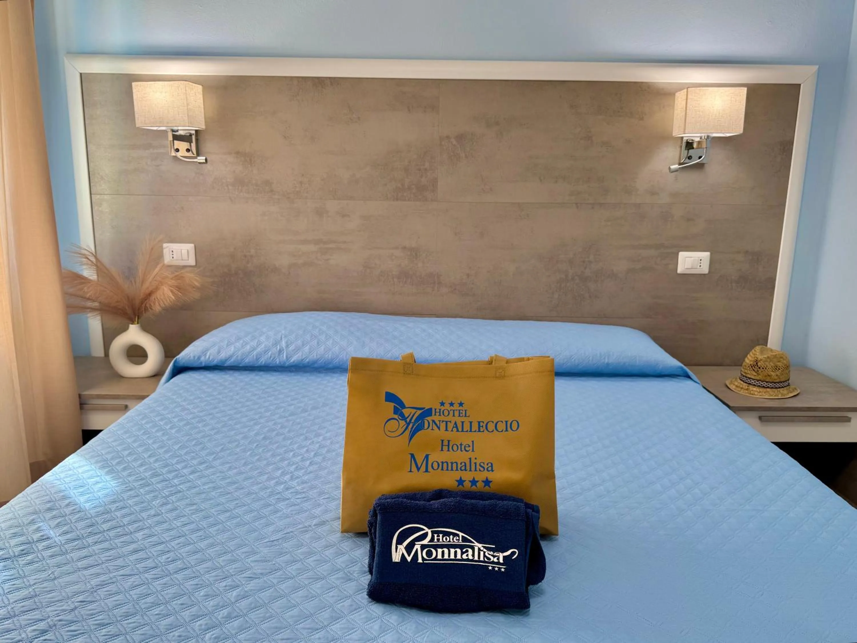 Bed in Hotel Monna Lisa