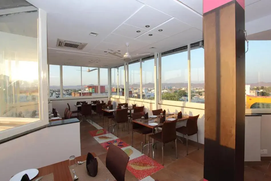 Restaurant/places to eat in Hotel Dayal Restaurant/places to eat in Hotel Dayal