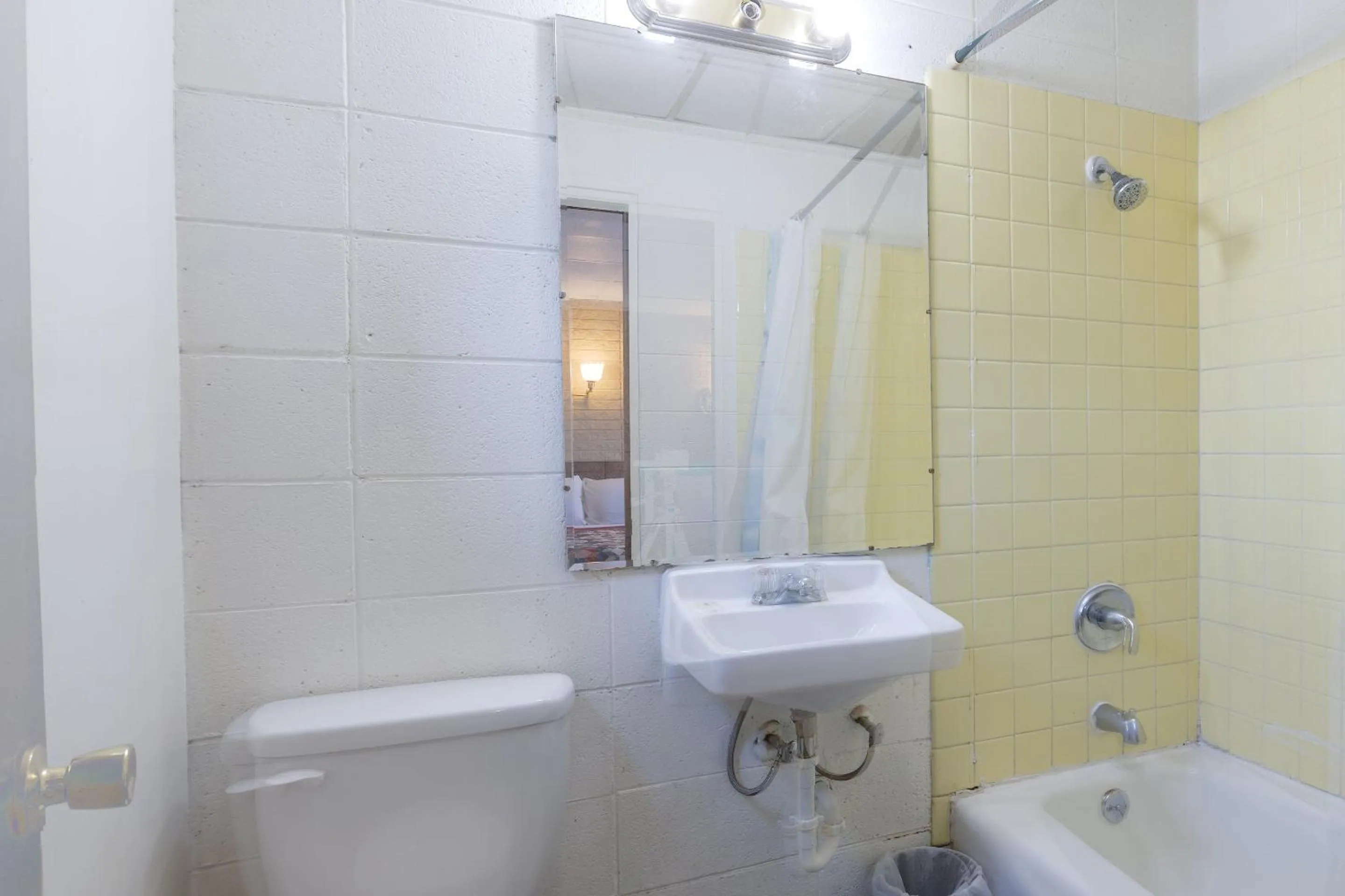 Bathroom in Sonrise Inn Lincoln Hwy By OYO