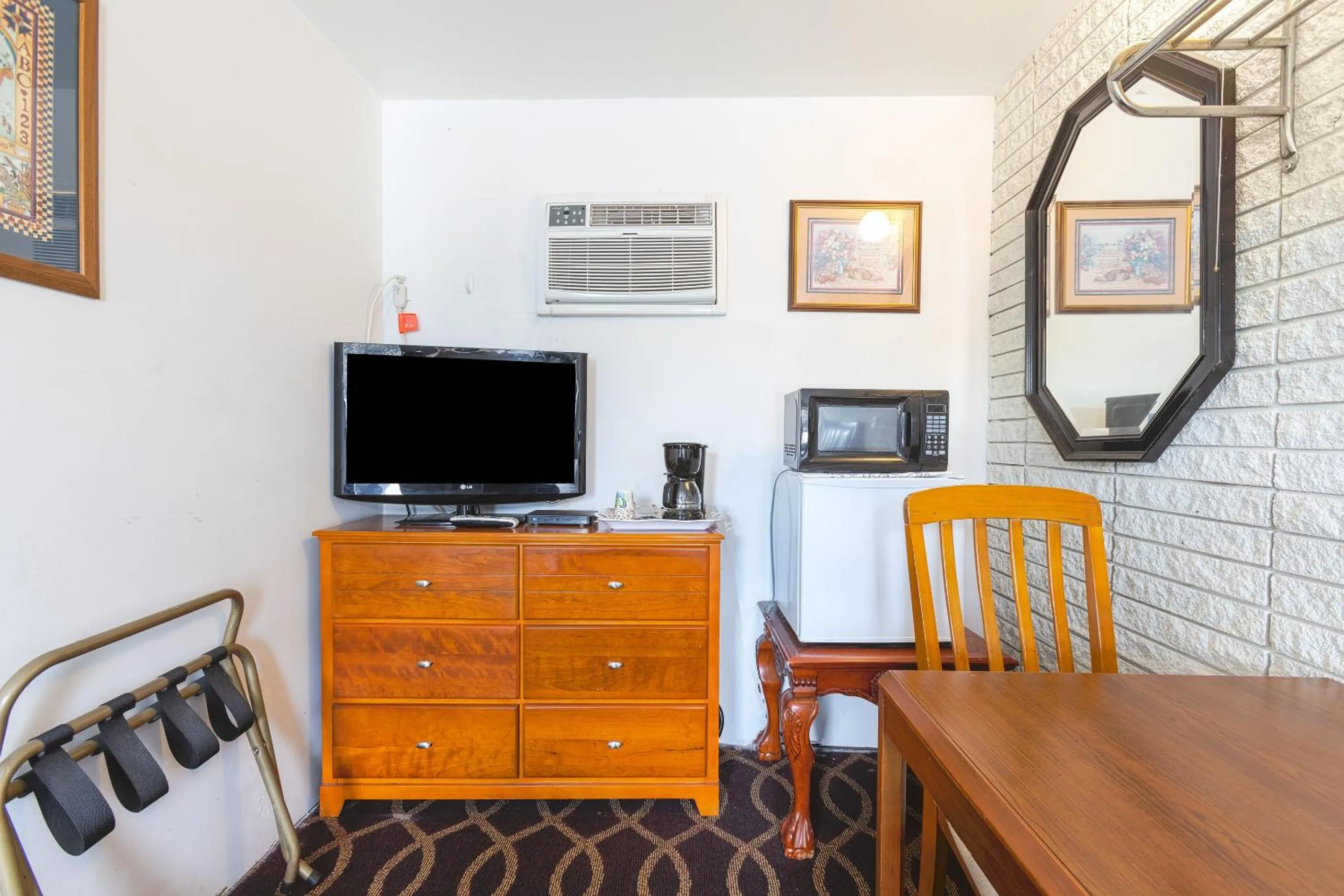 Bedroom in Sonrise Inn Lincoln Hwy By OYO