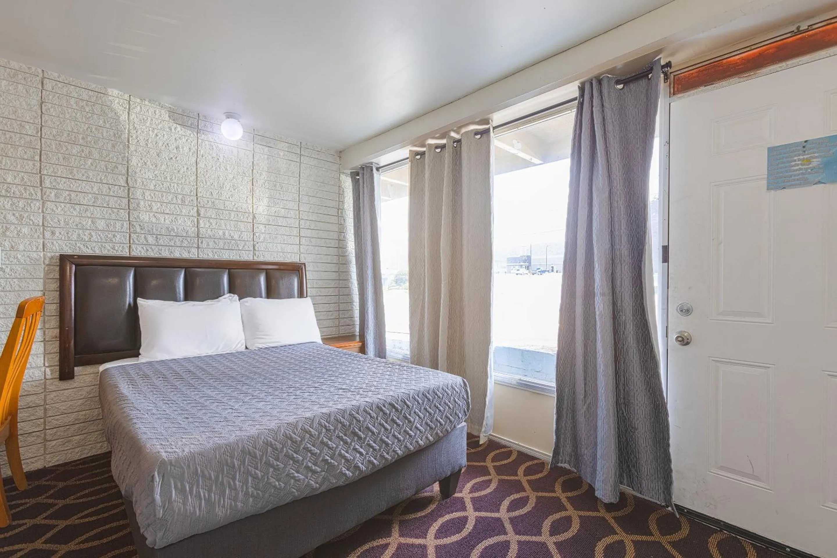 Bedroom, Bed in Sonrise Inn Lincoln Hwy By OYO