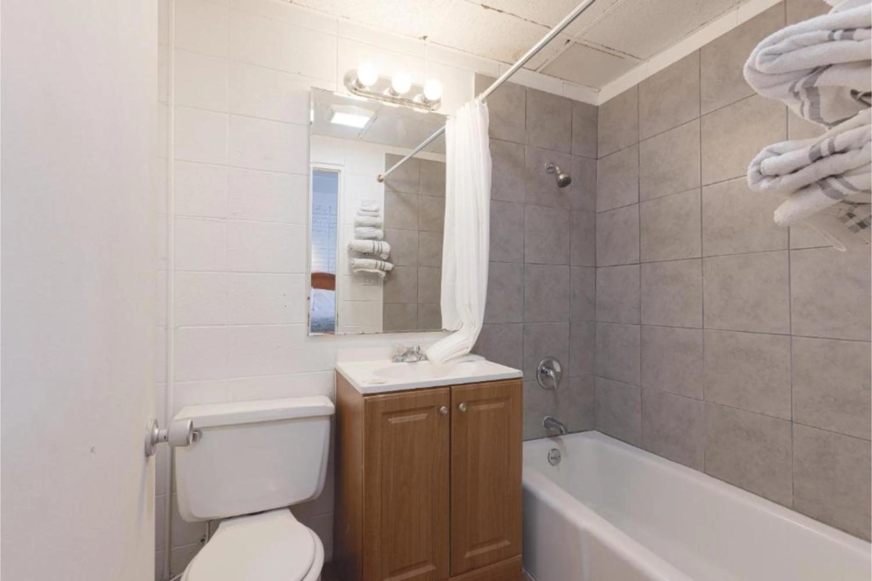 Bathroom in Sonrise Inn Lincoln Hwy By OYO