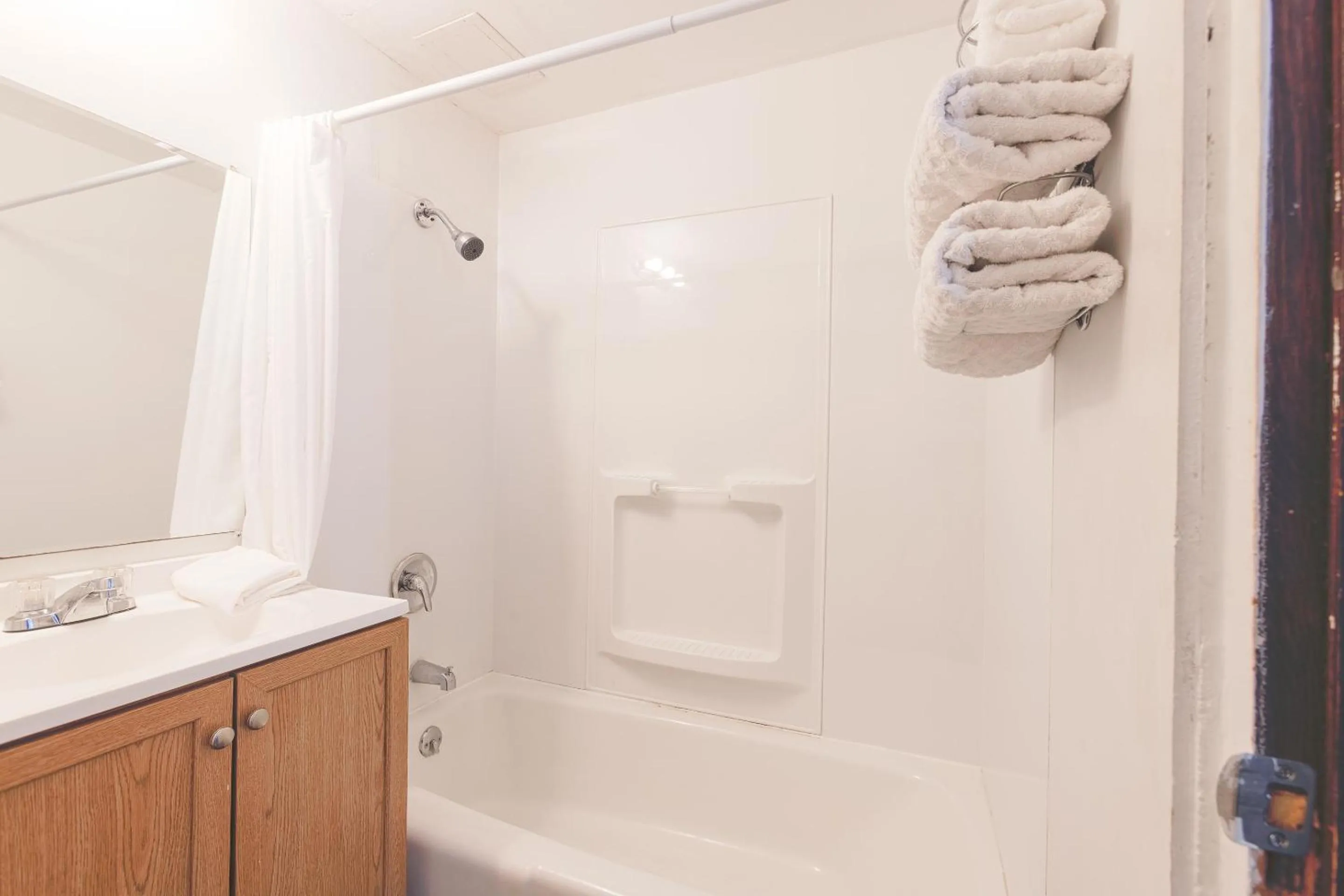 Bathroom in Sonrise Inn Lincoln Hwy By OYO