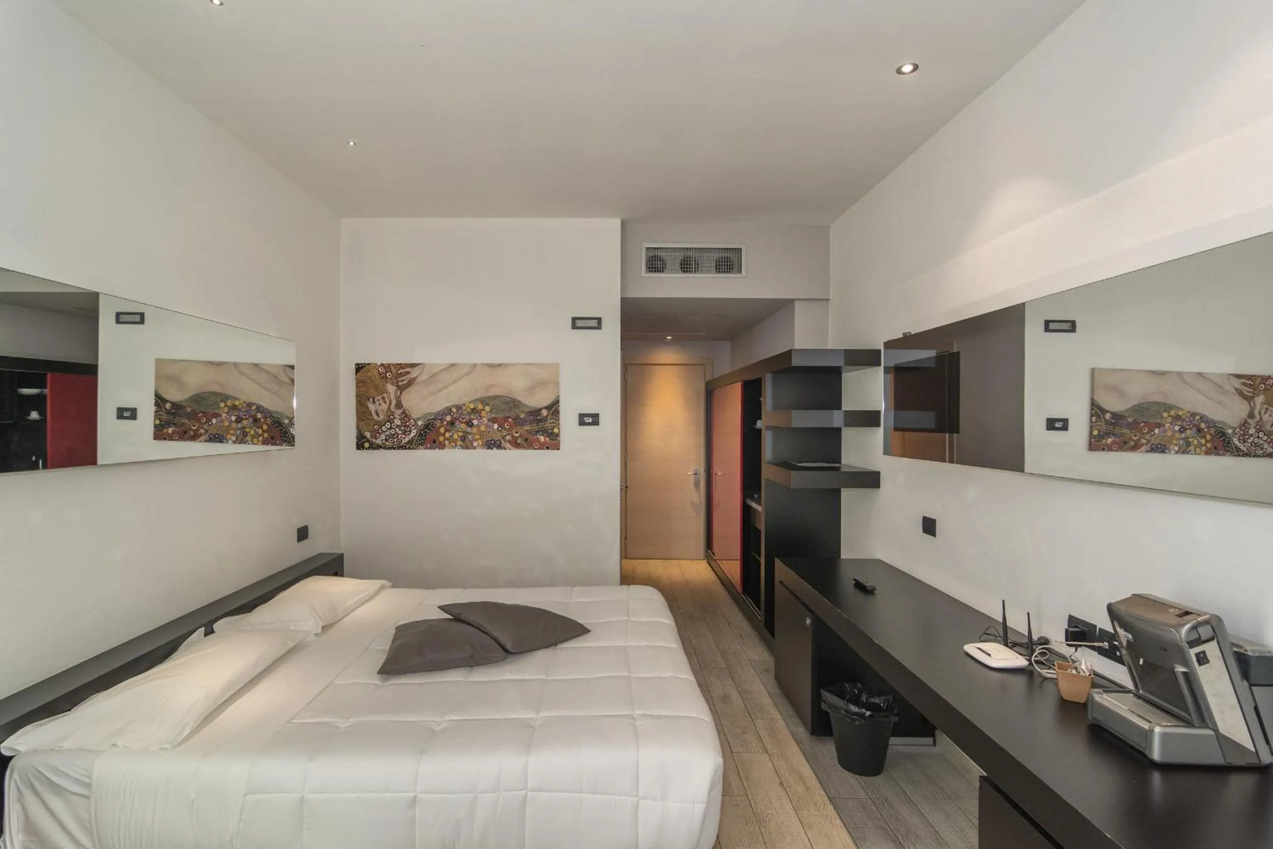 Bedroom, Bed in Blue Shades Hotel