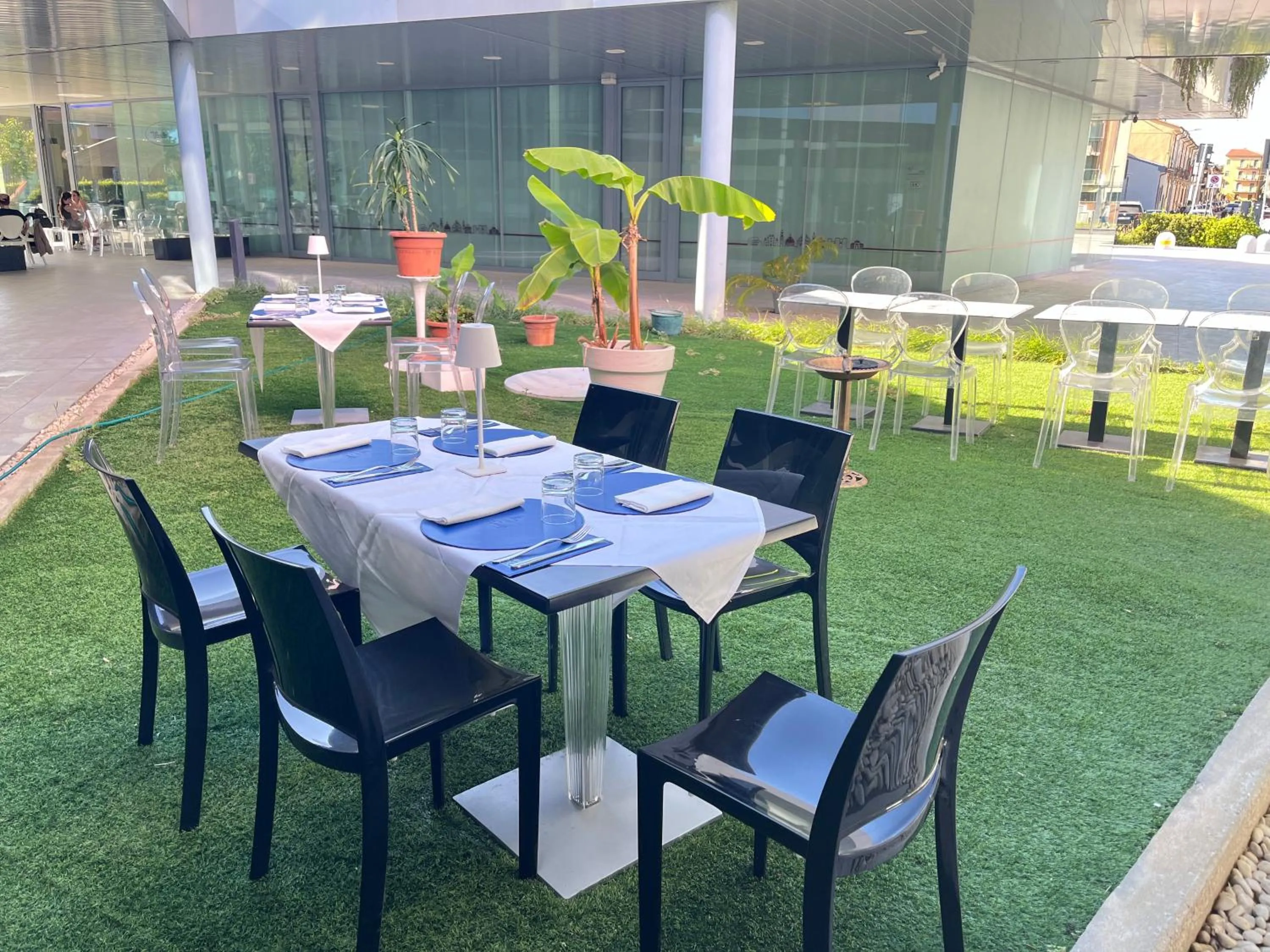 Restaurant/places to eat in Blue Shades Hotel